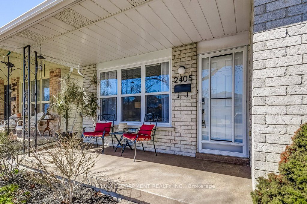 2405 Malcom Crescent