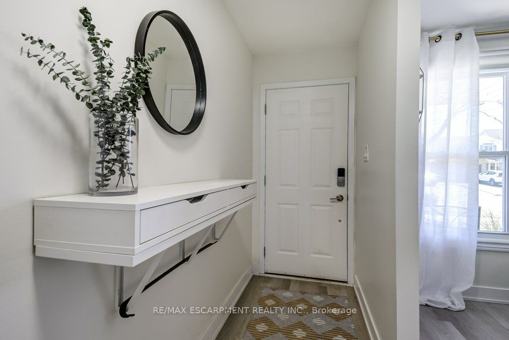 2405 Malcom Crescent