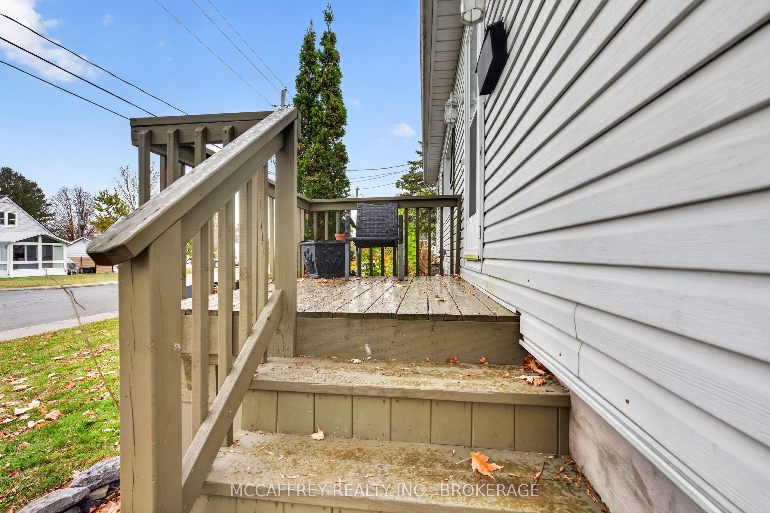 220 Thomas Street W