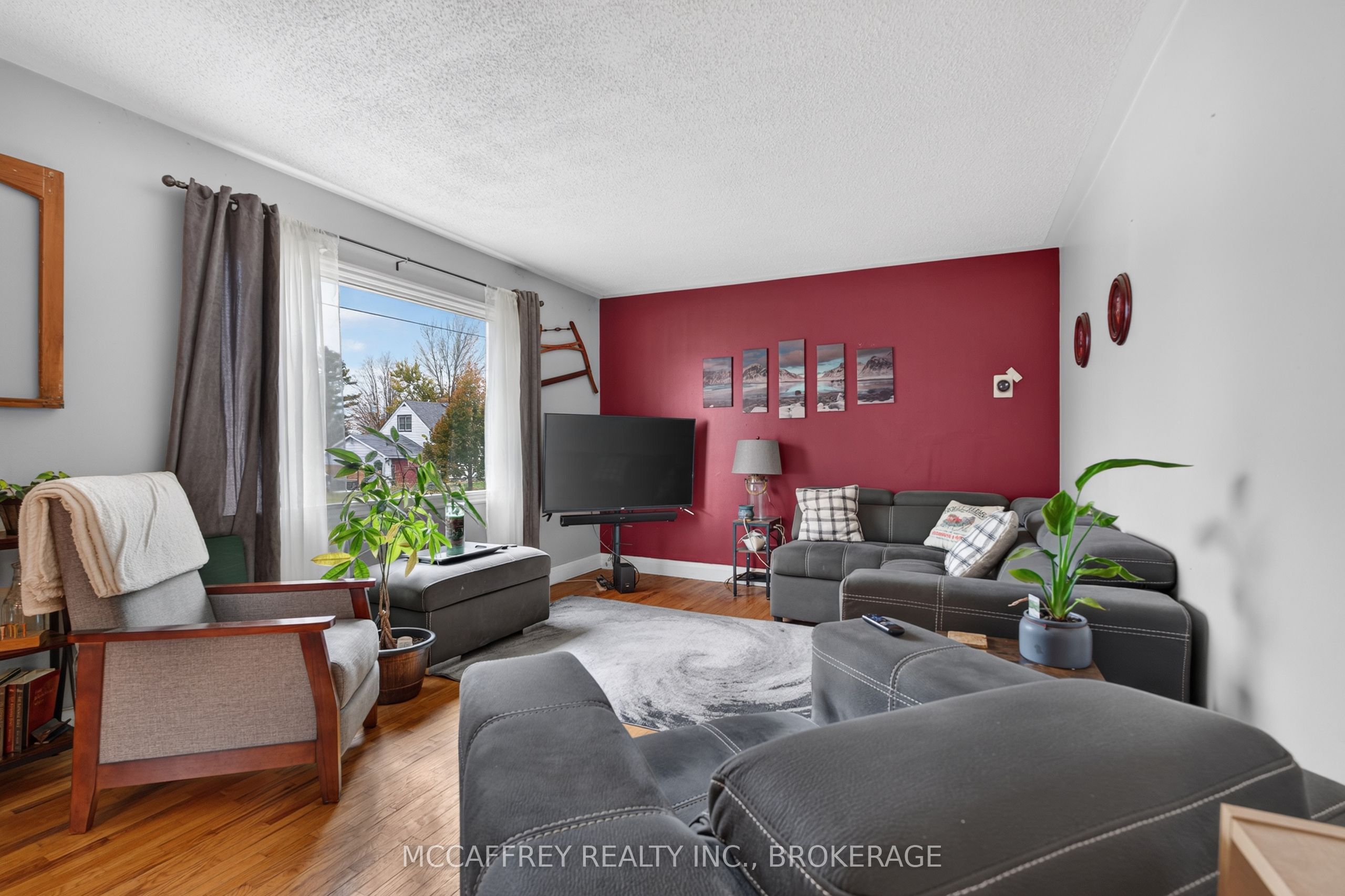 220 Thomas Street W