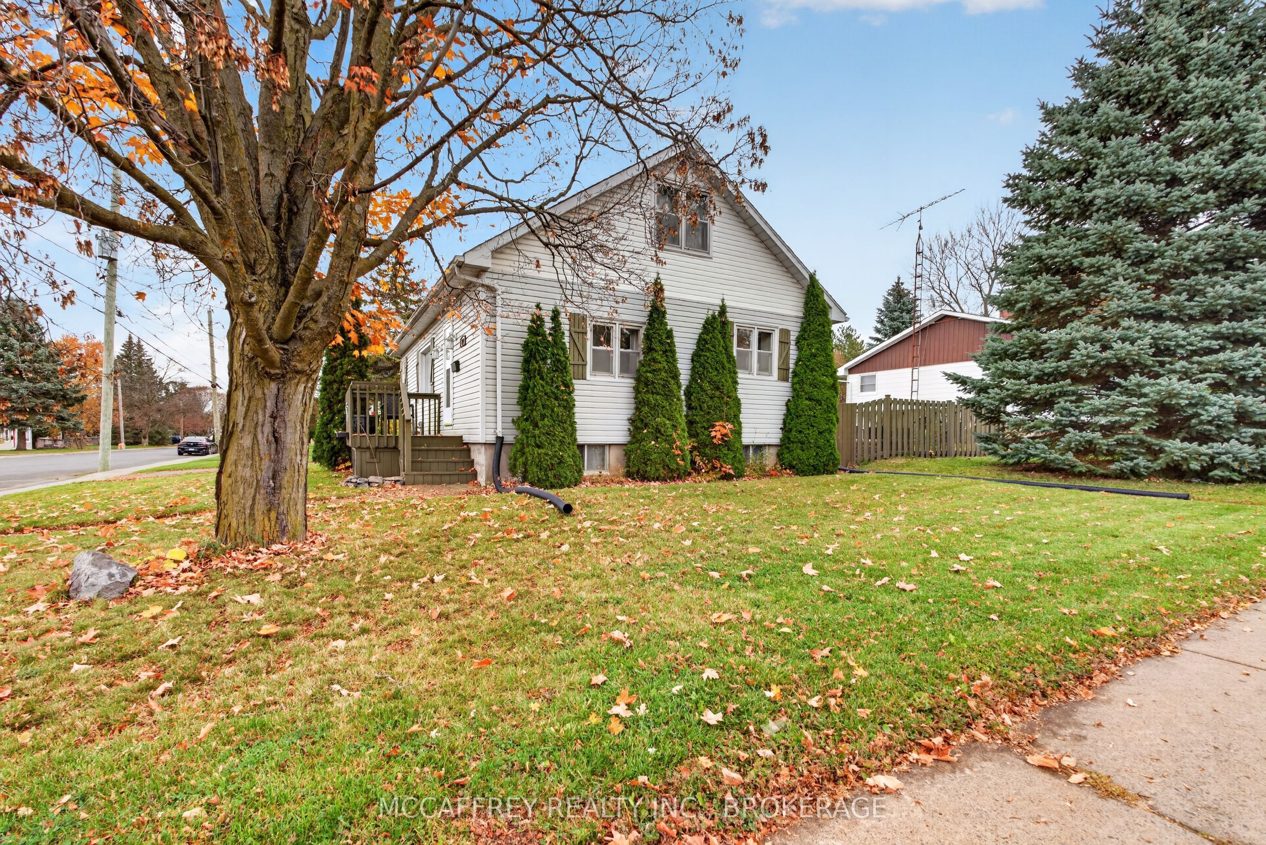 220 Thomas Street W