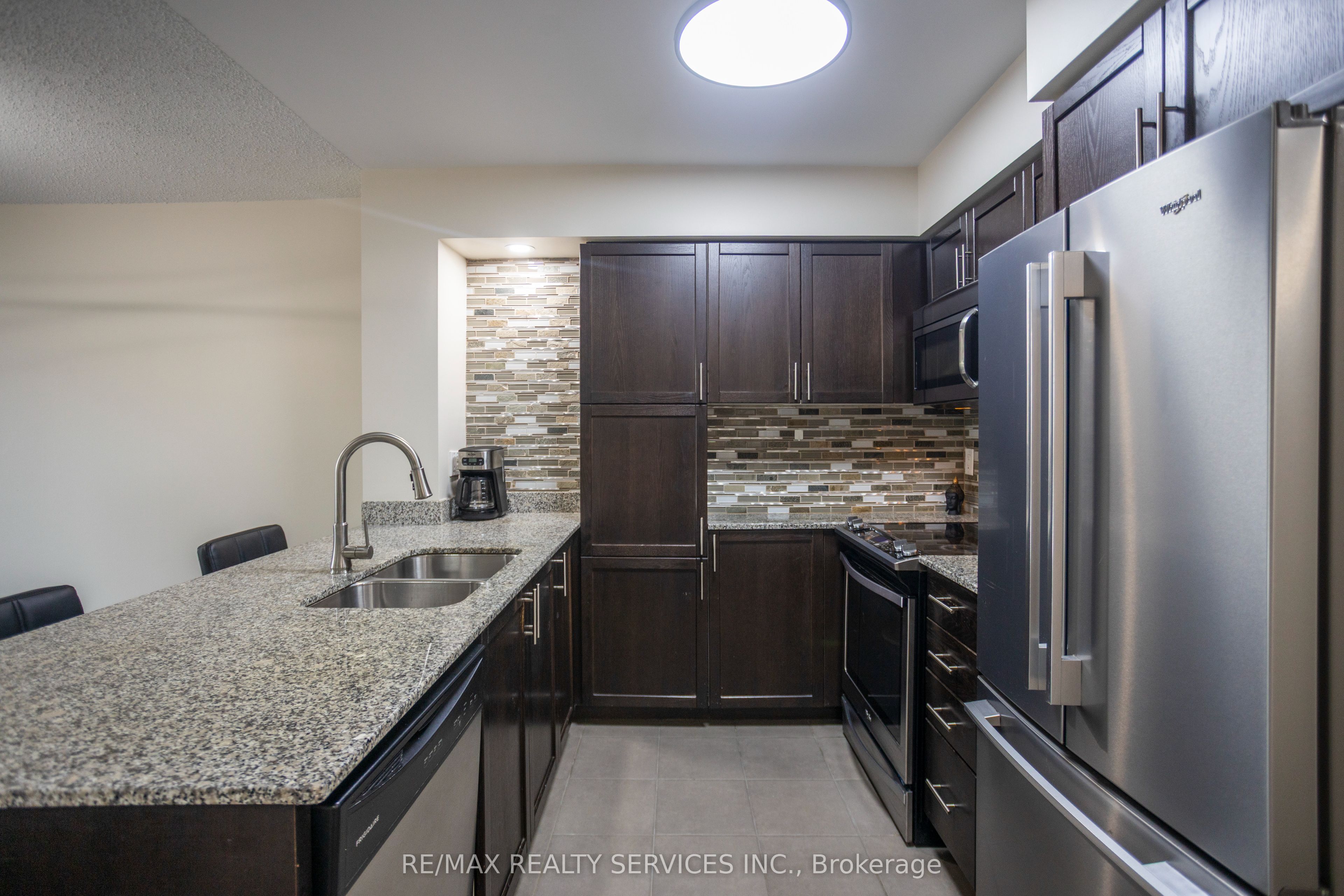 800 Lawrence Avenue W 703