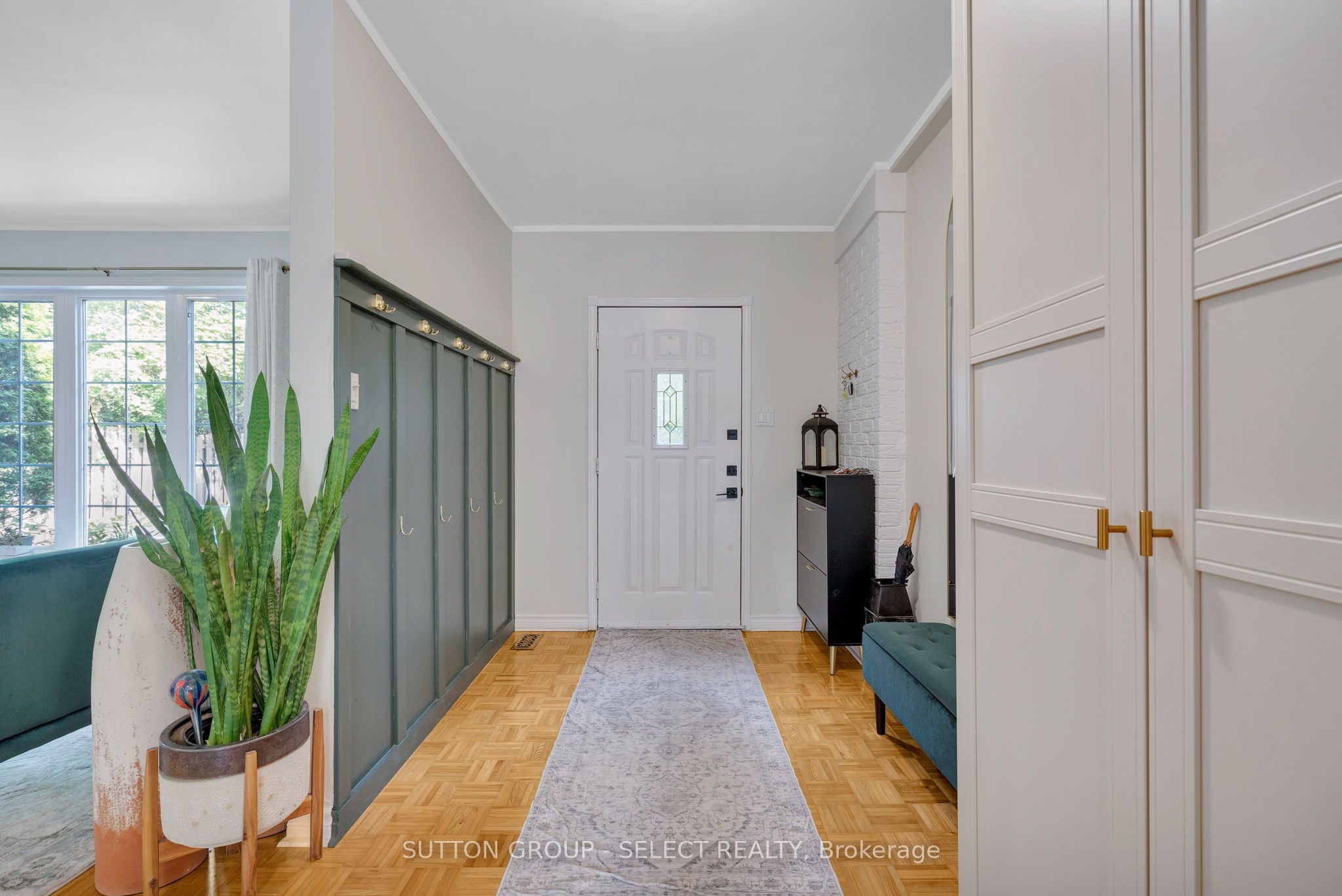 1129 Sunningdale Road E
