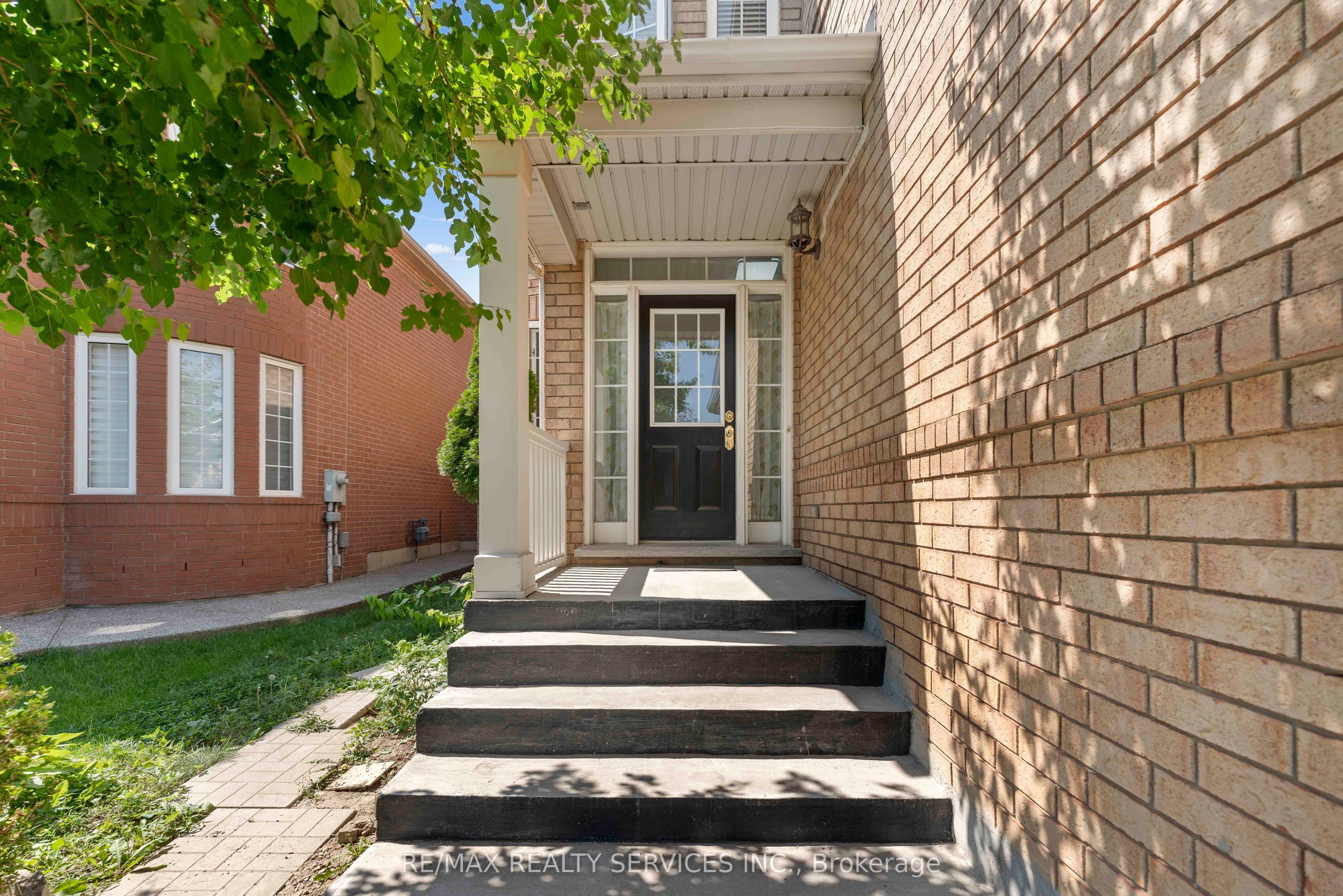 3696 Waterfall Crescent