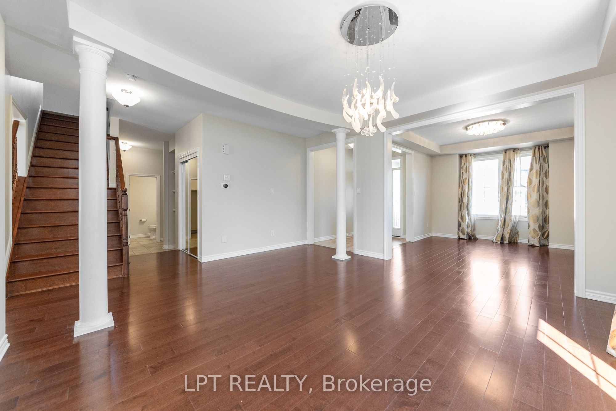 67 BRISTLING Crescent