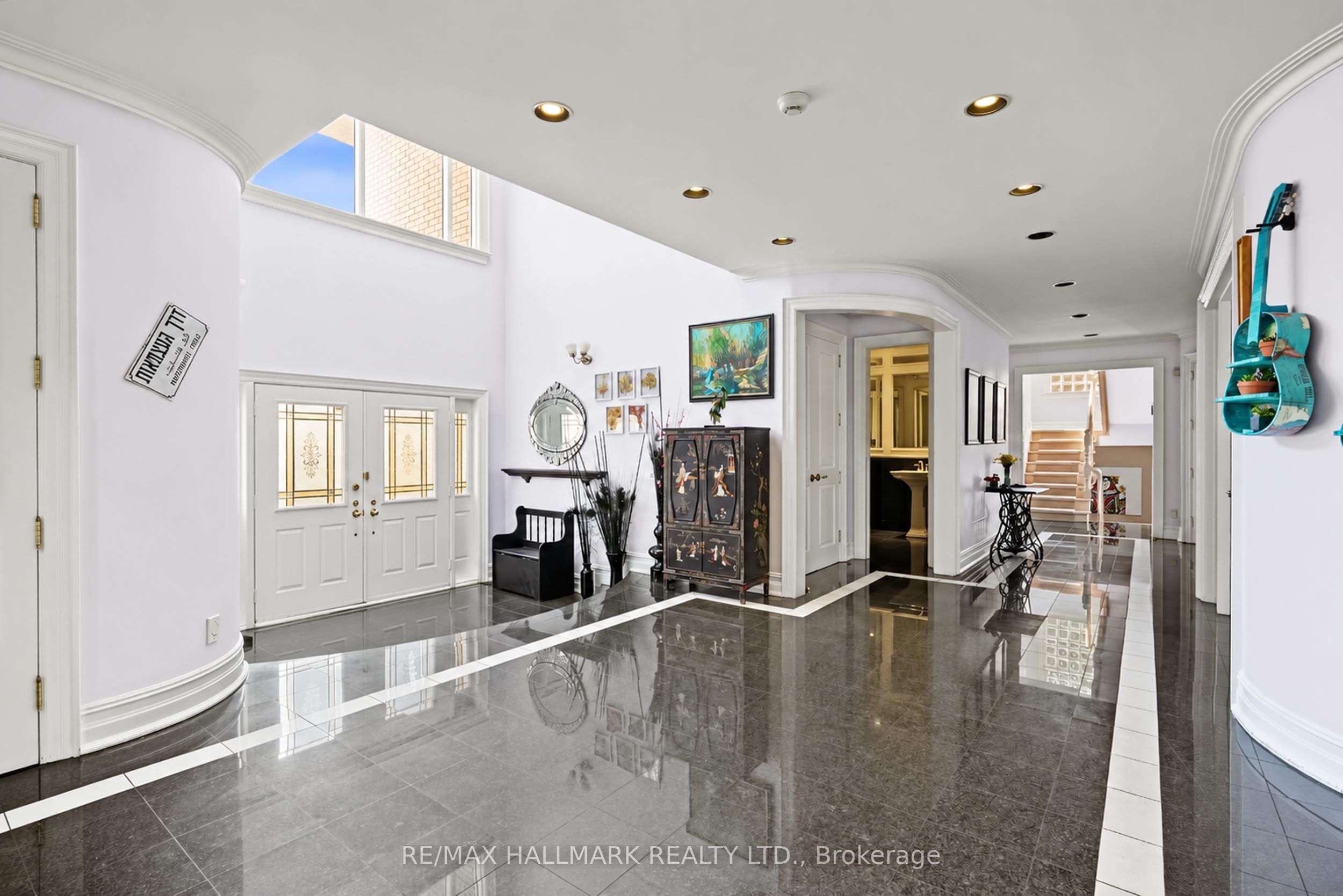 28 Renaissance Court W