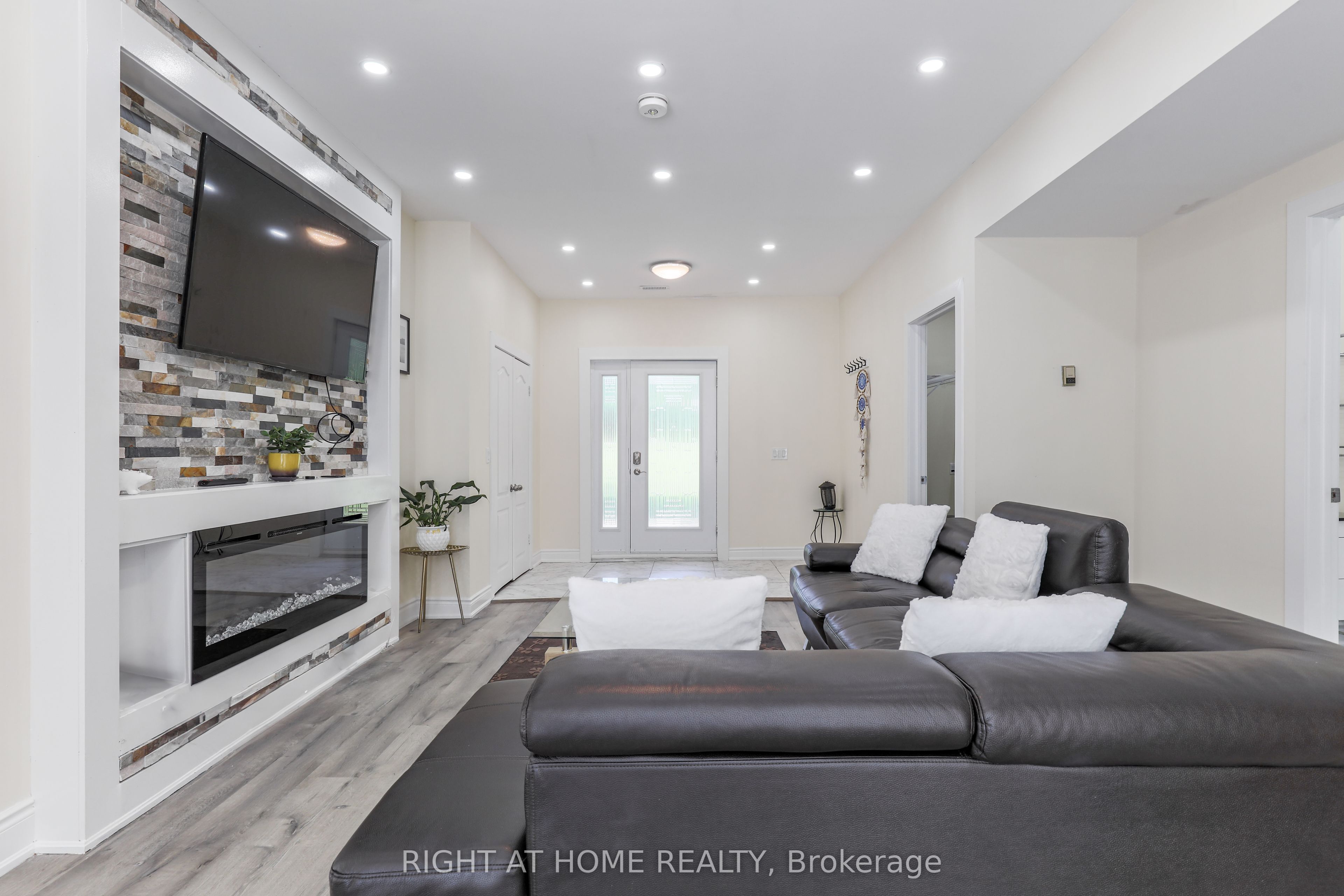 21 Shirley Anne Drive S