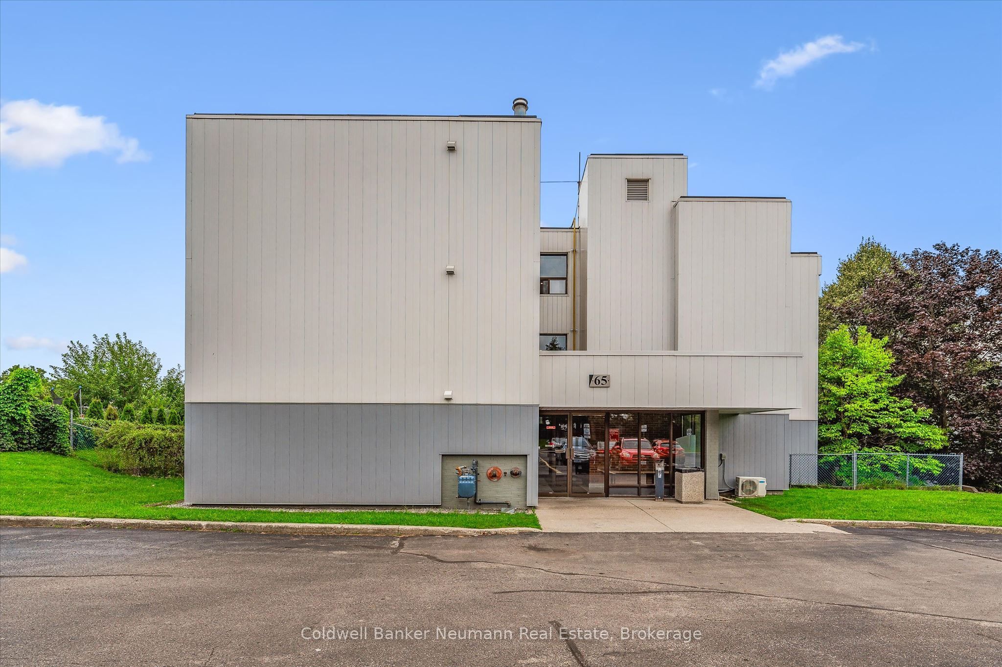 65 Silvercreek Parkway N 407
