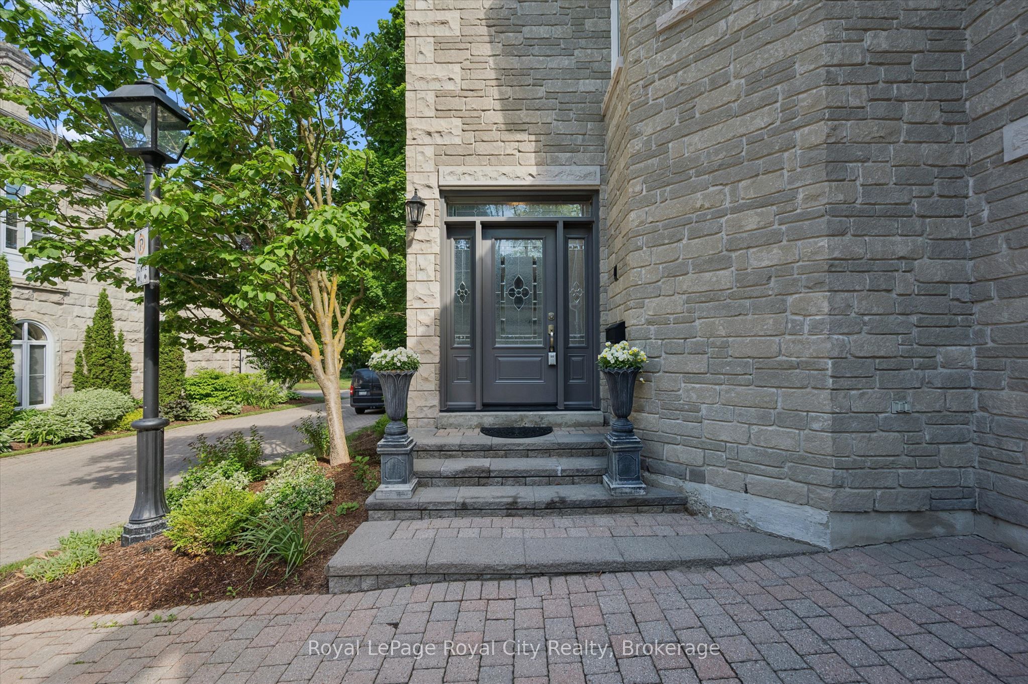 25 MANOR PARK Crescent 11