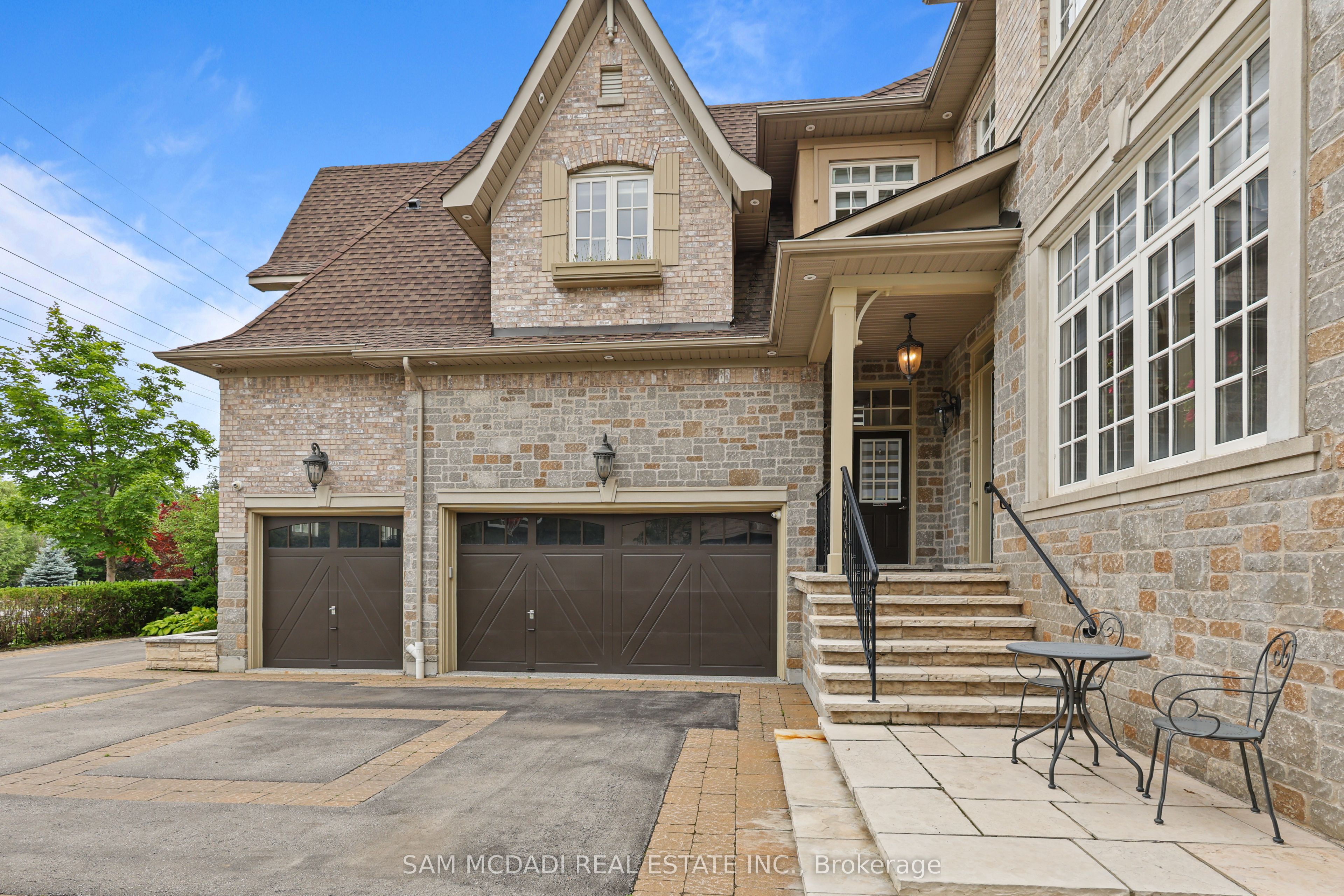 725 Queensway N/A W
