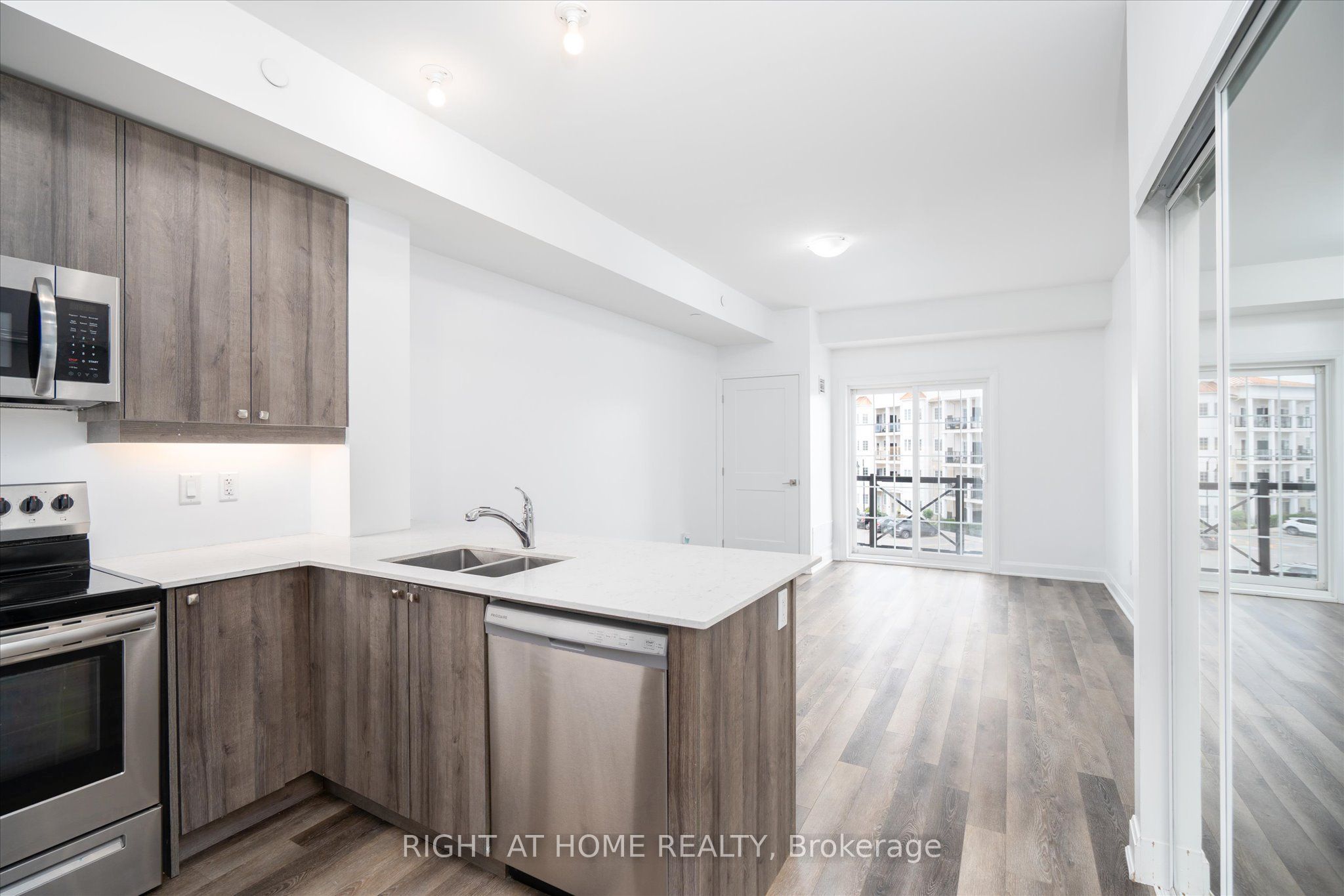 50 Lakebreeze Drive 321