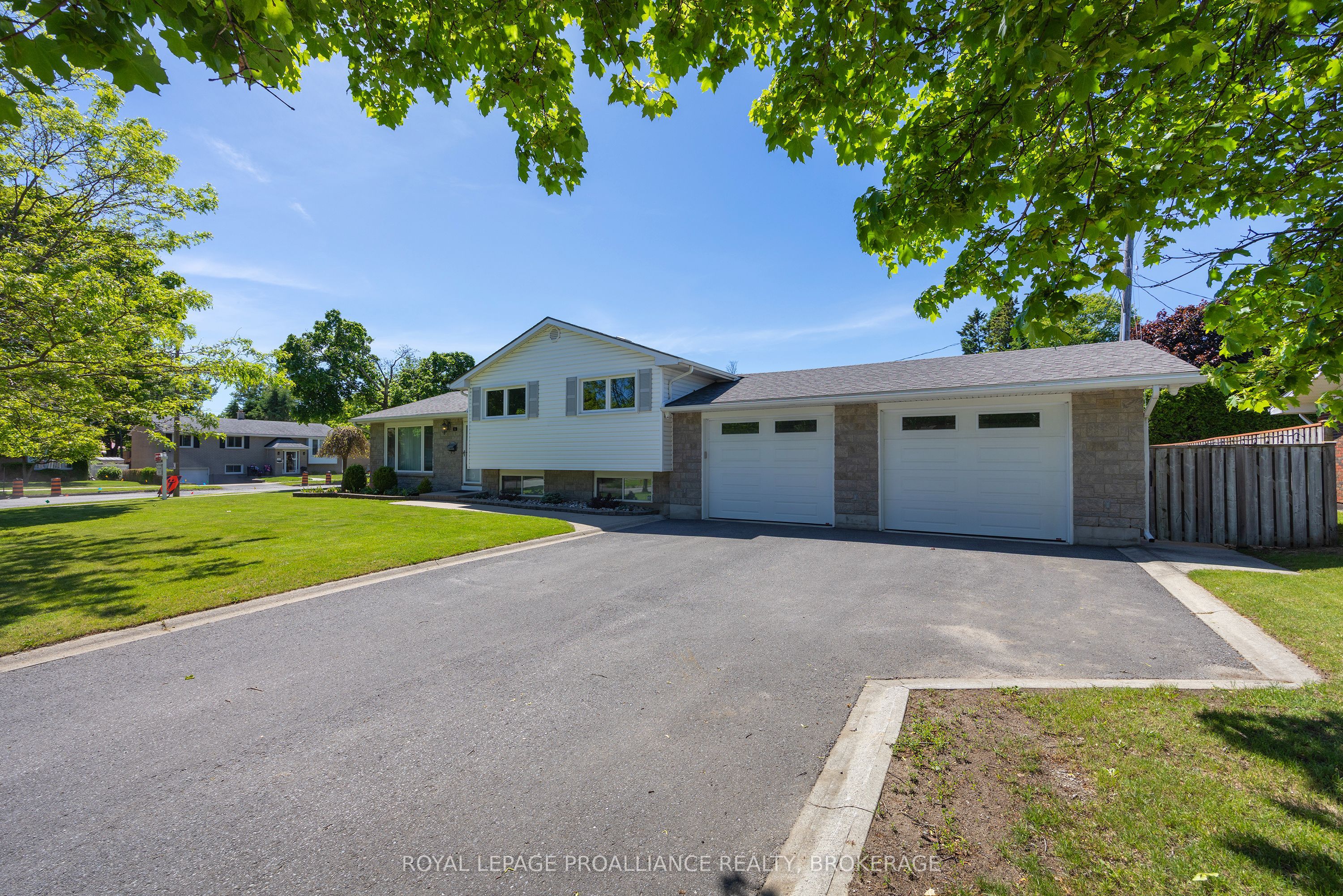 6 Byron Crescent