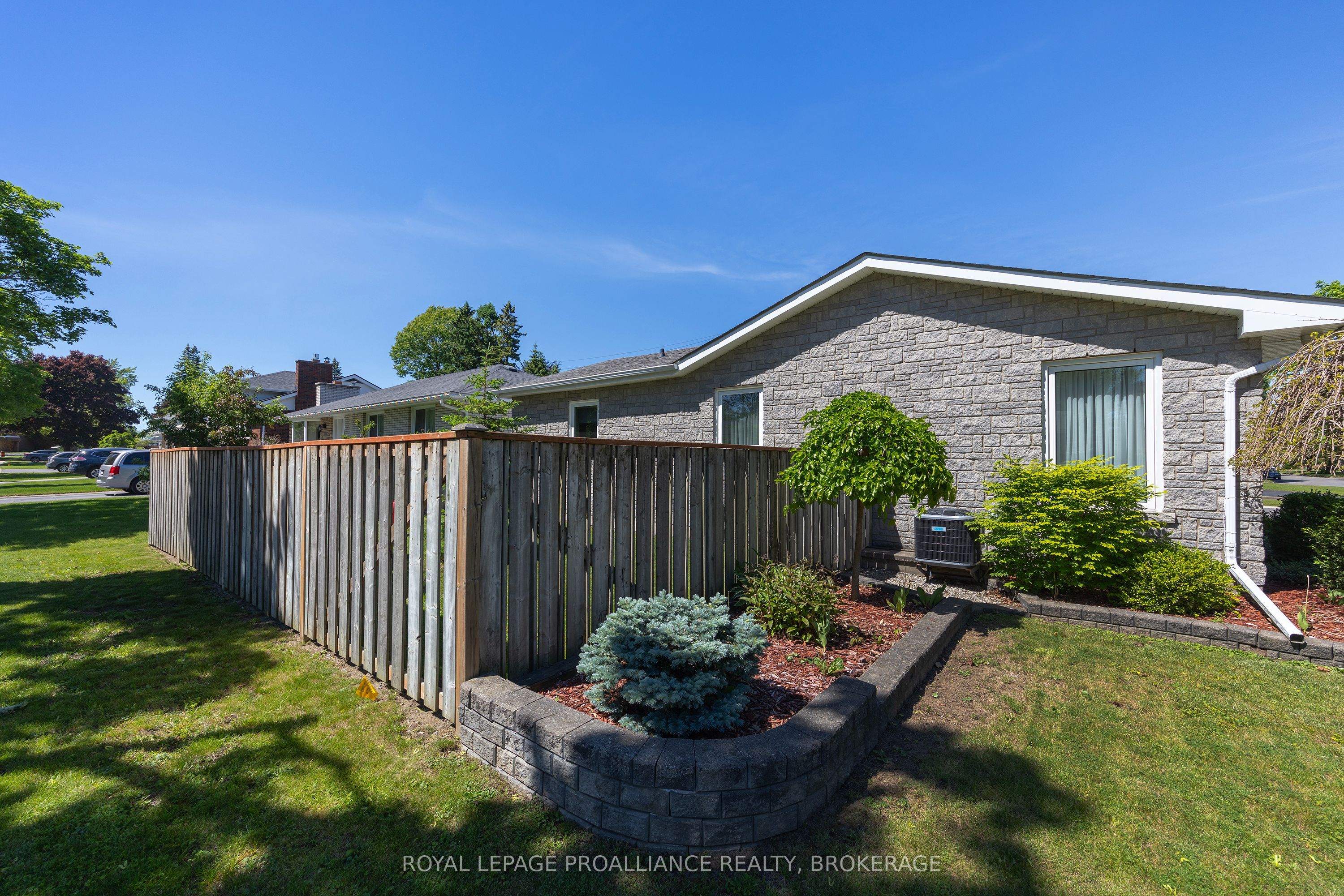 6 Byron Crescent