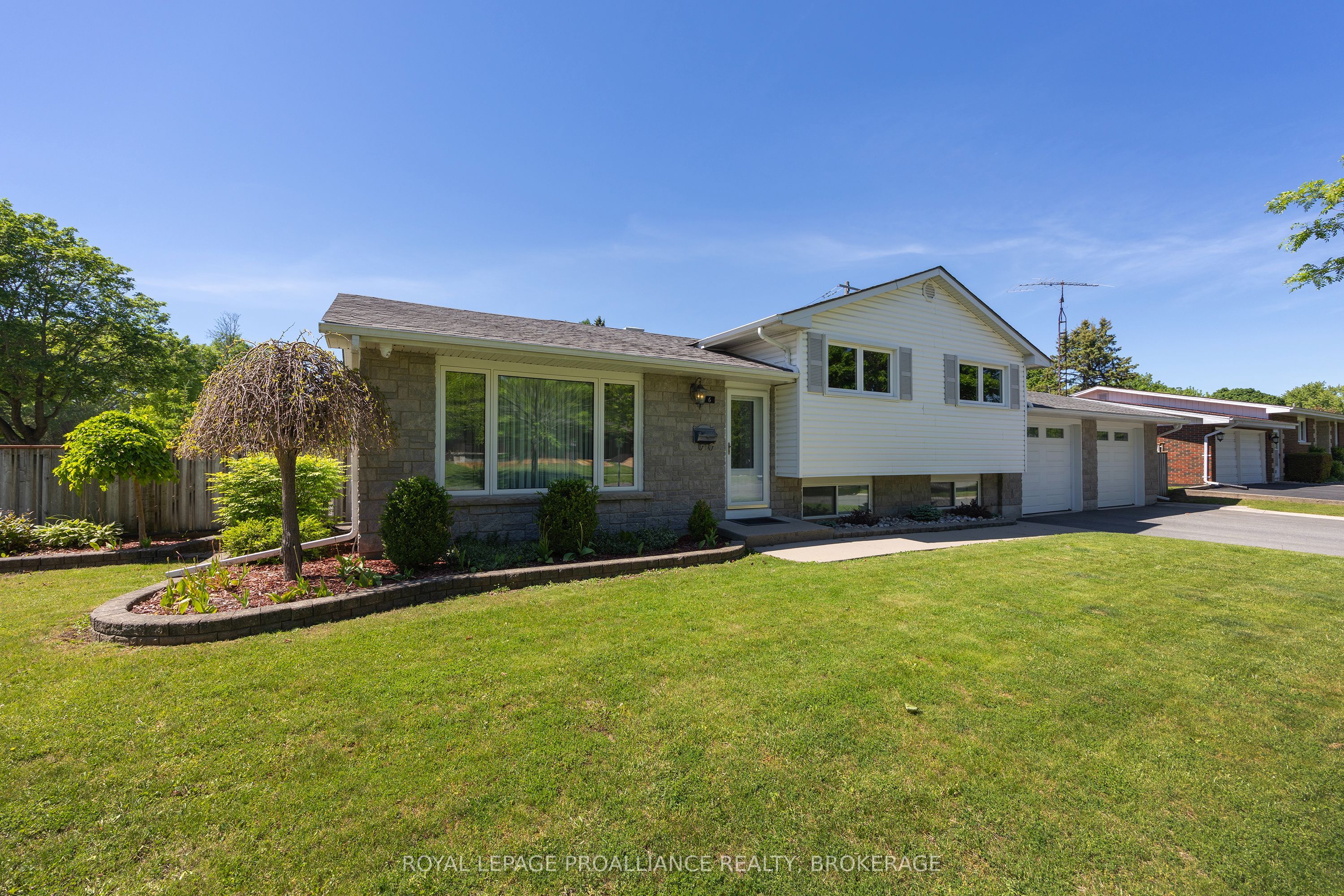 6 Byron Crescent