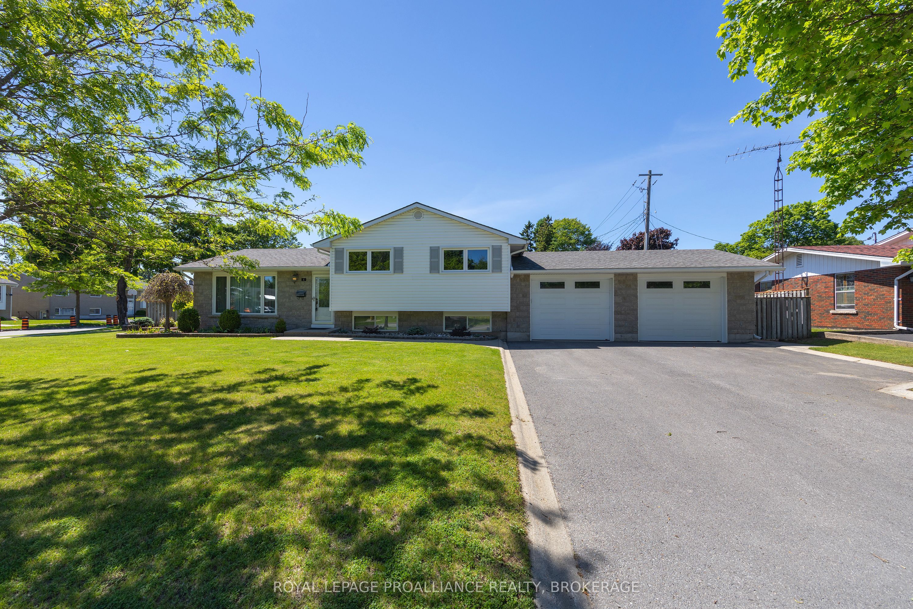 6 Byron Crescent