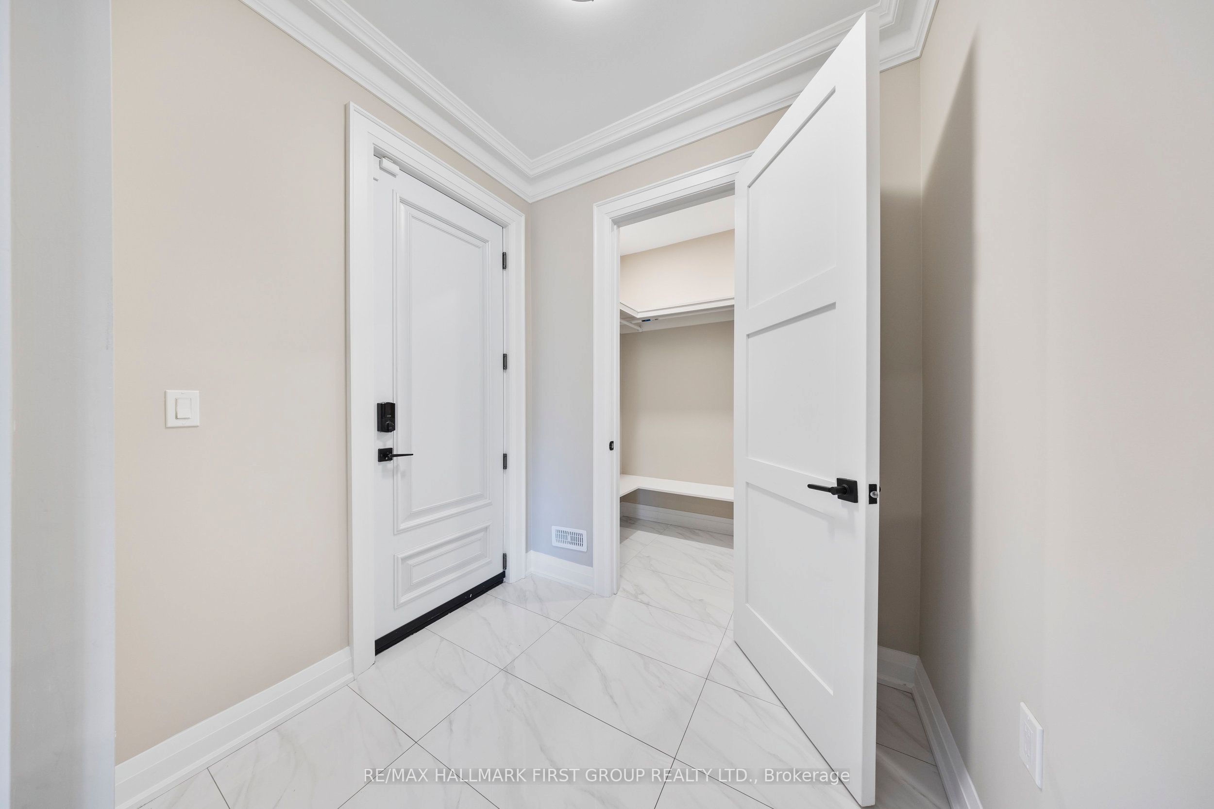 732 Hillview Crescent