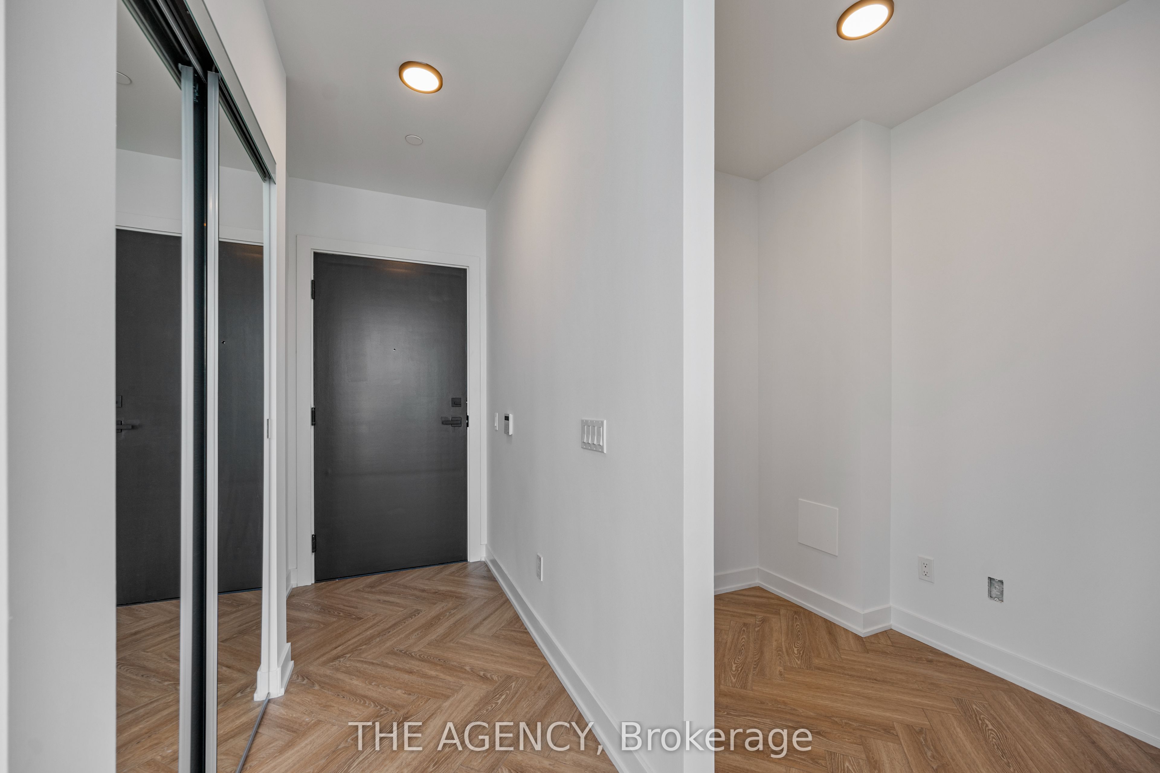 327 King Street W PH05