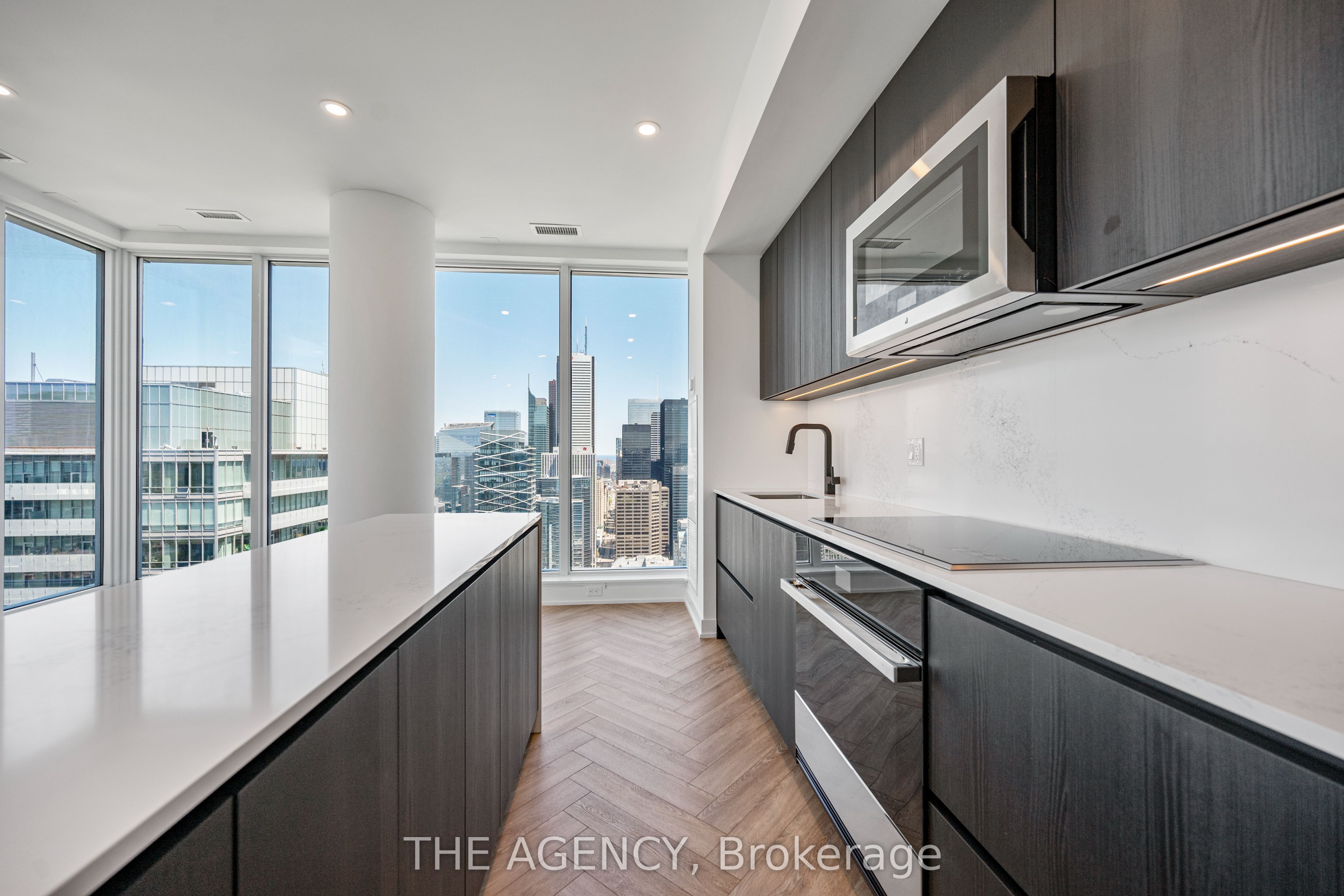 327 King Street W PH05