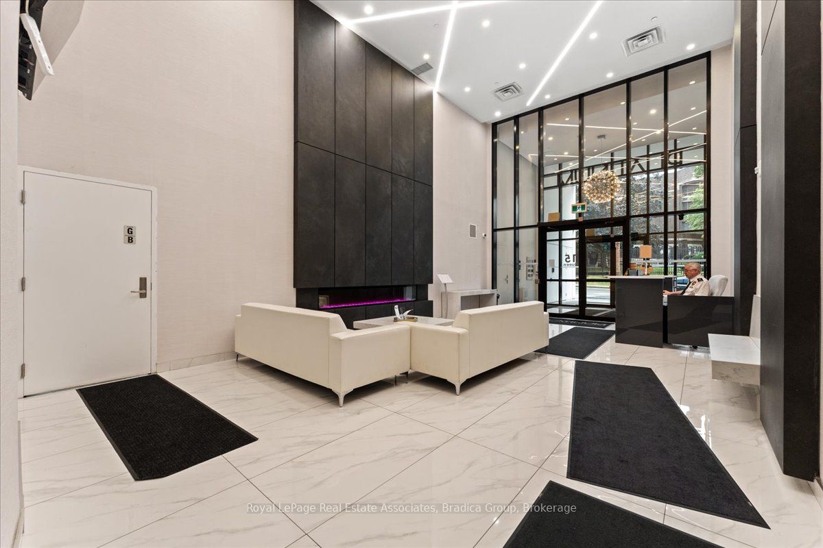 15 Queen Street S 1111
