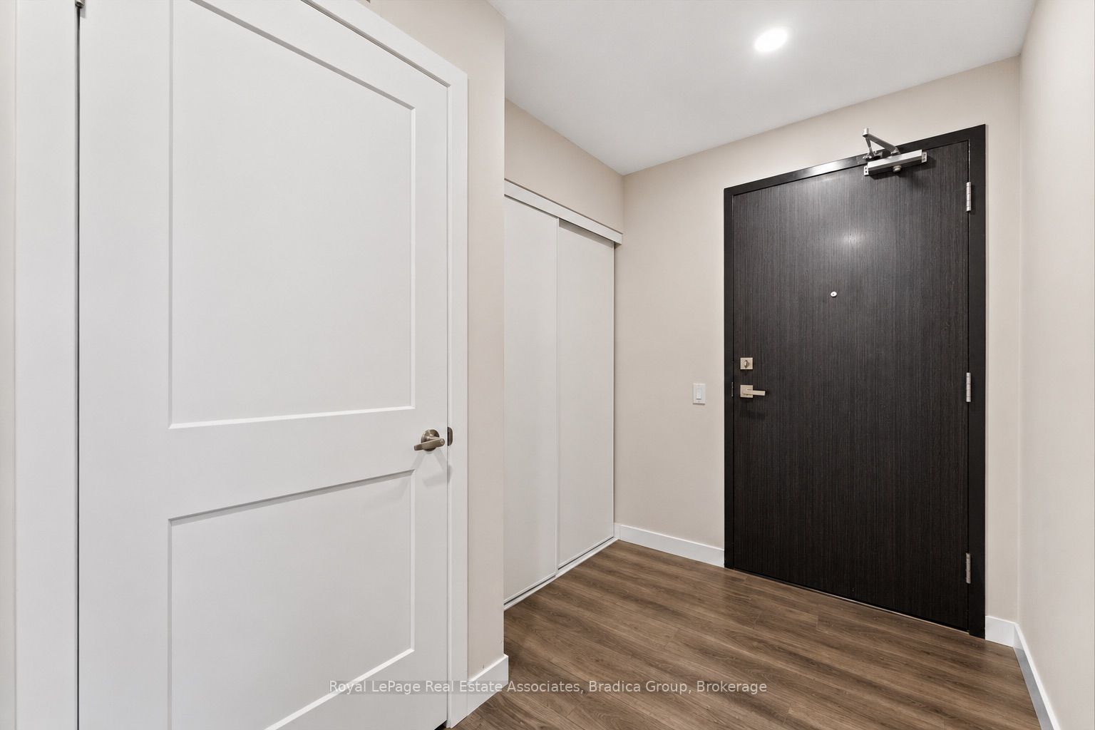 15 Queen Street S 1111