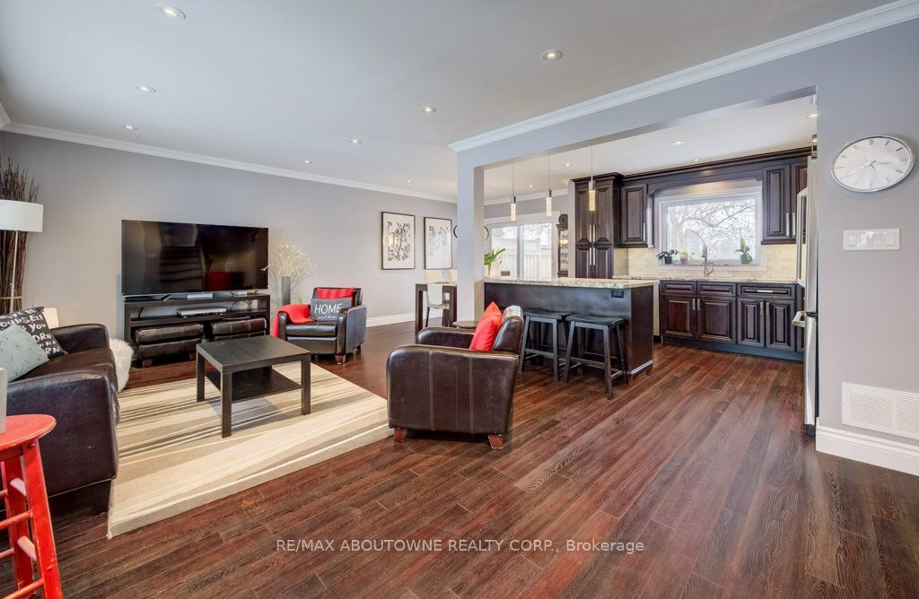 1419 Sandgate Crescent