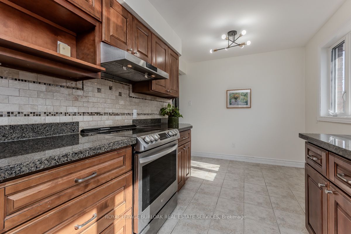 1294 Napier Crescent