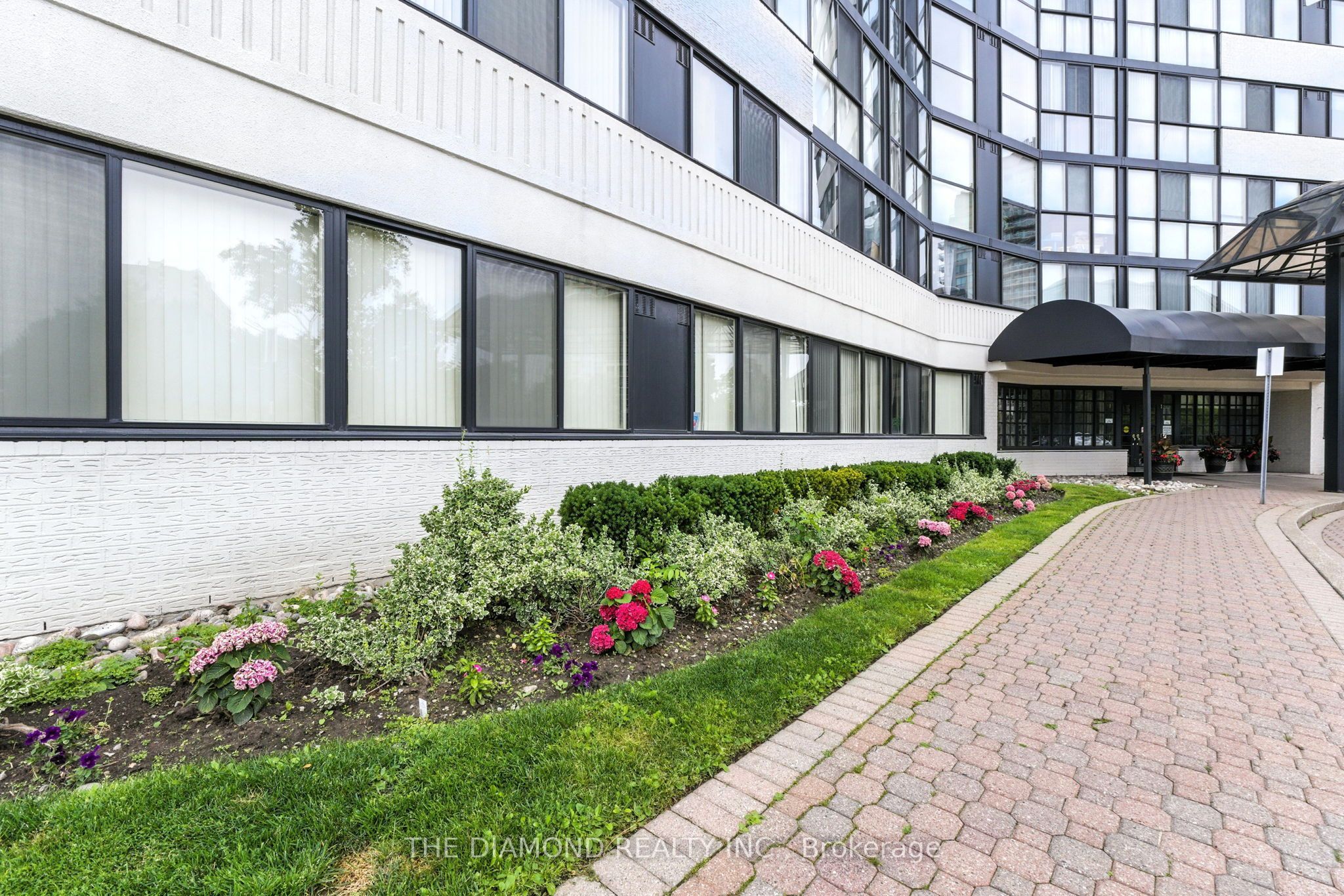 1360 Rathburn Road E 1805