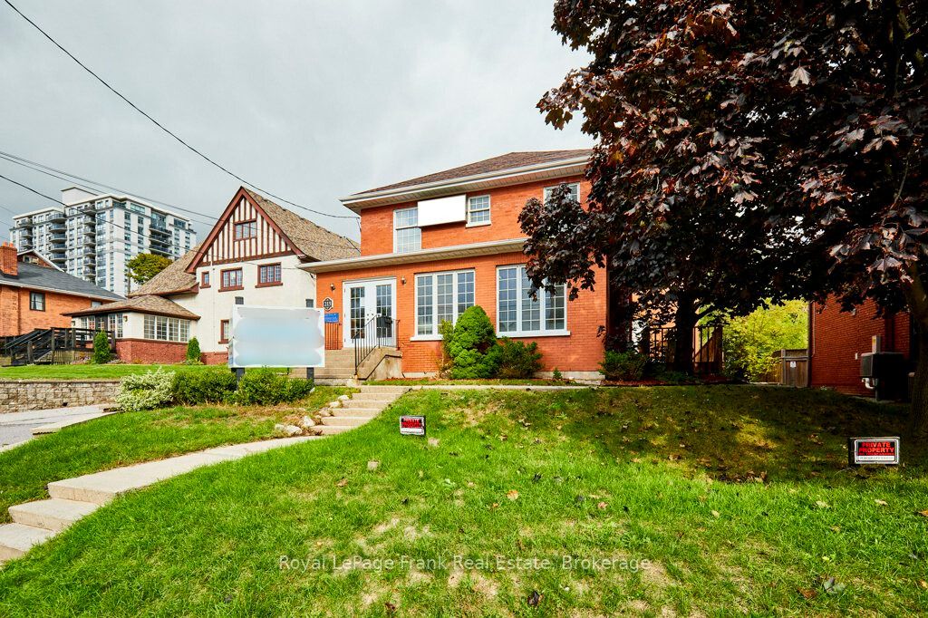 215 Simcoe Street N