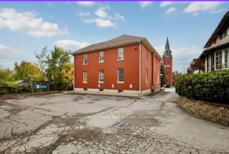 215 Simcoe Street N