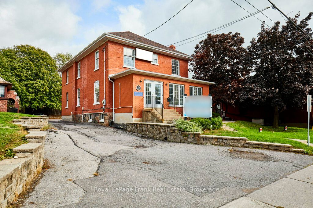 215 Simcoe Street N
