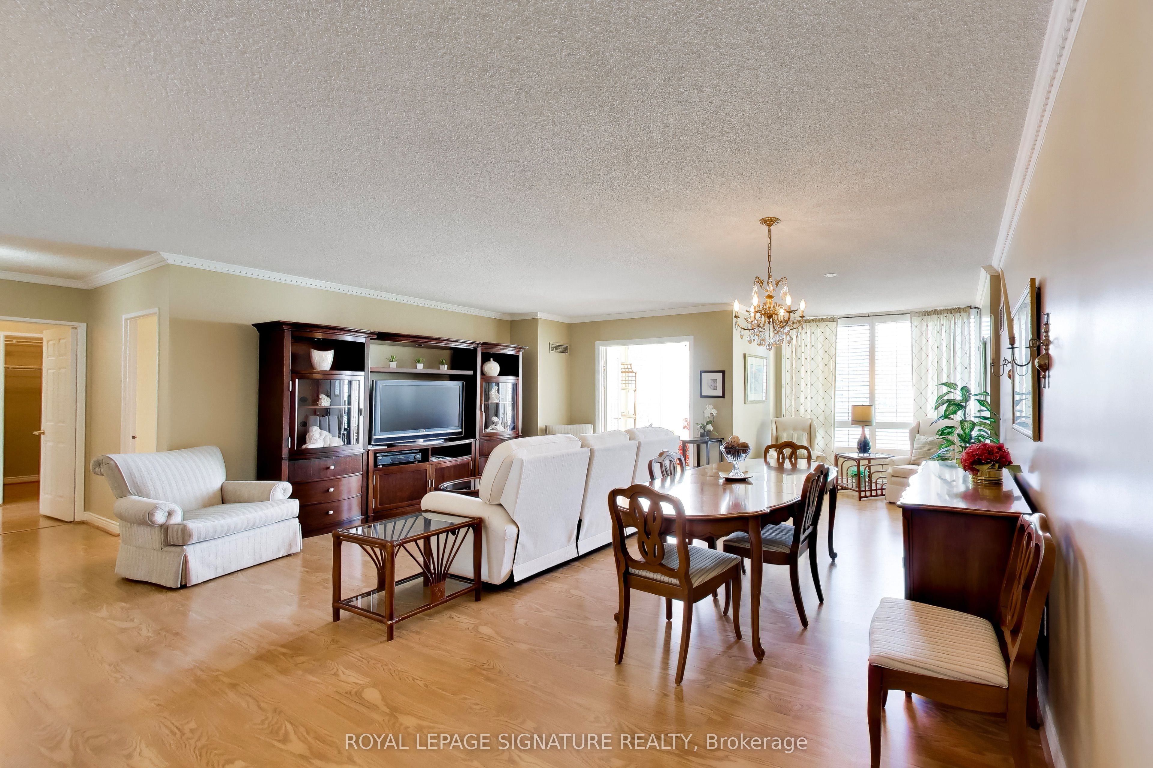 1 Clark Avenue W 1802