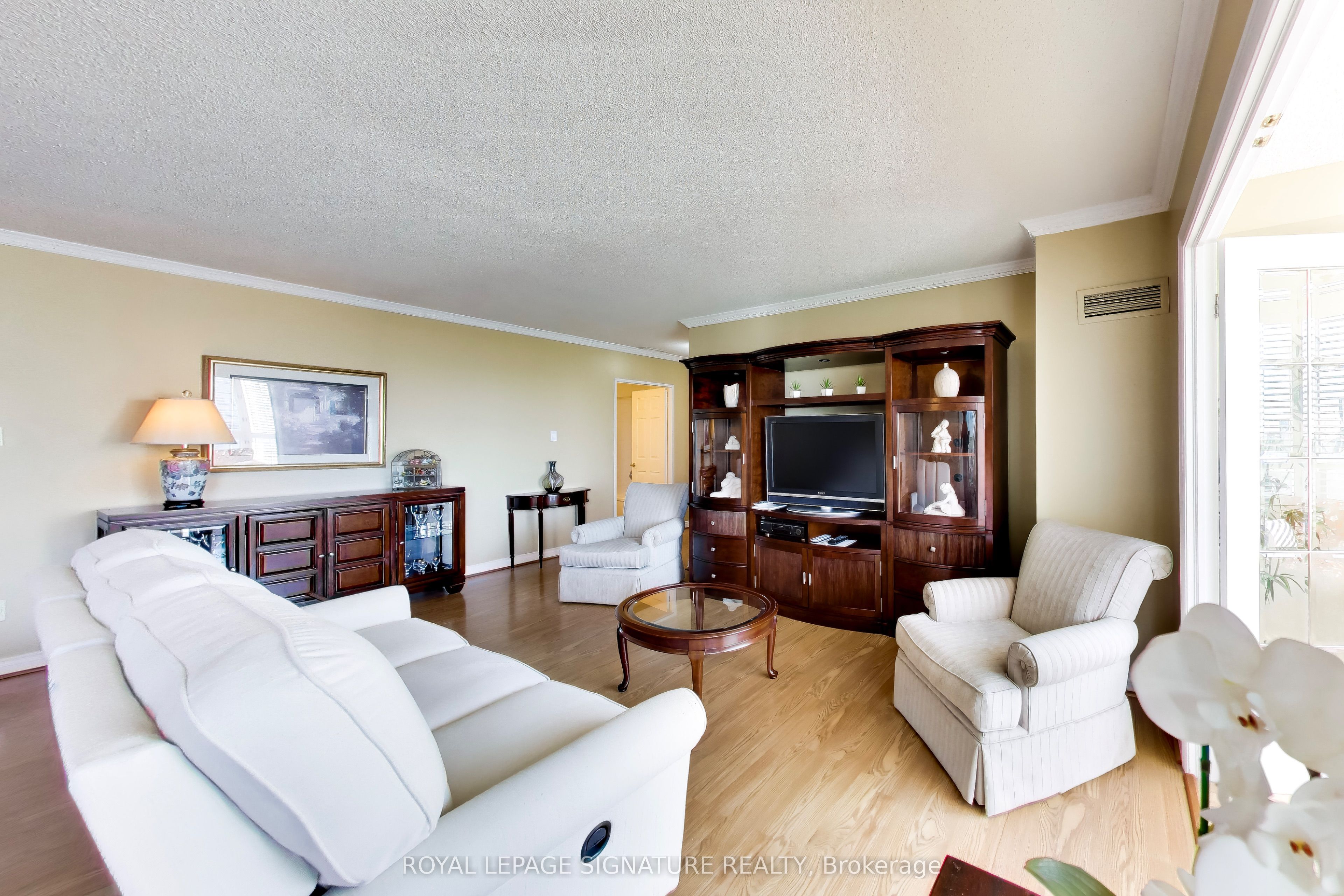 1 Clark Avenue W 1802