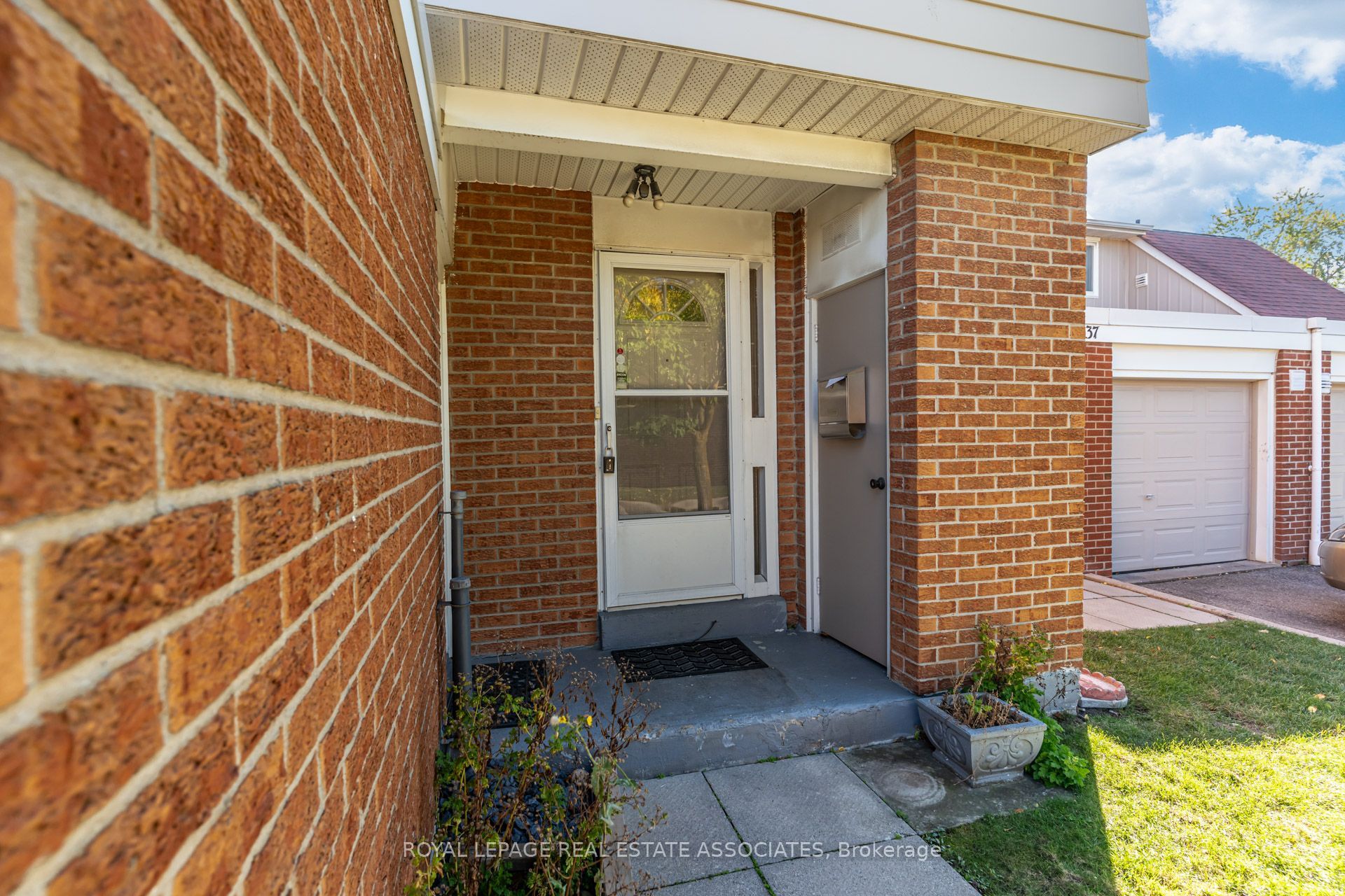 215 Mississauga Valley Boulevard