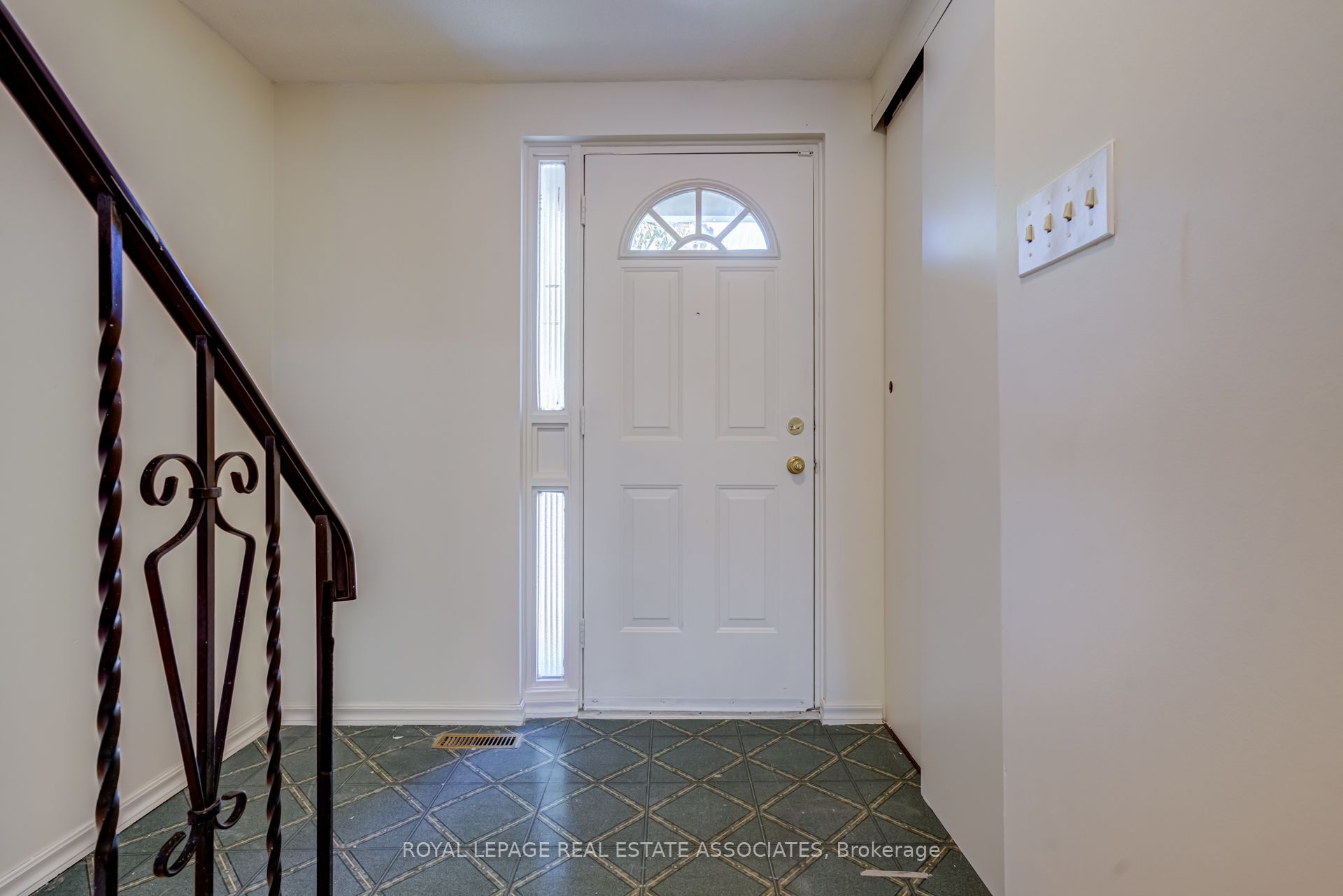 215 Mississauga Valley Boulevard