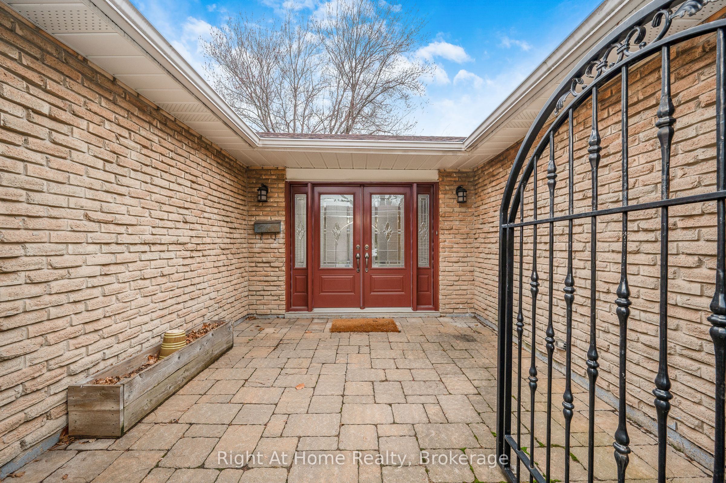 467 VANGUARD Crescent