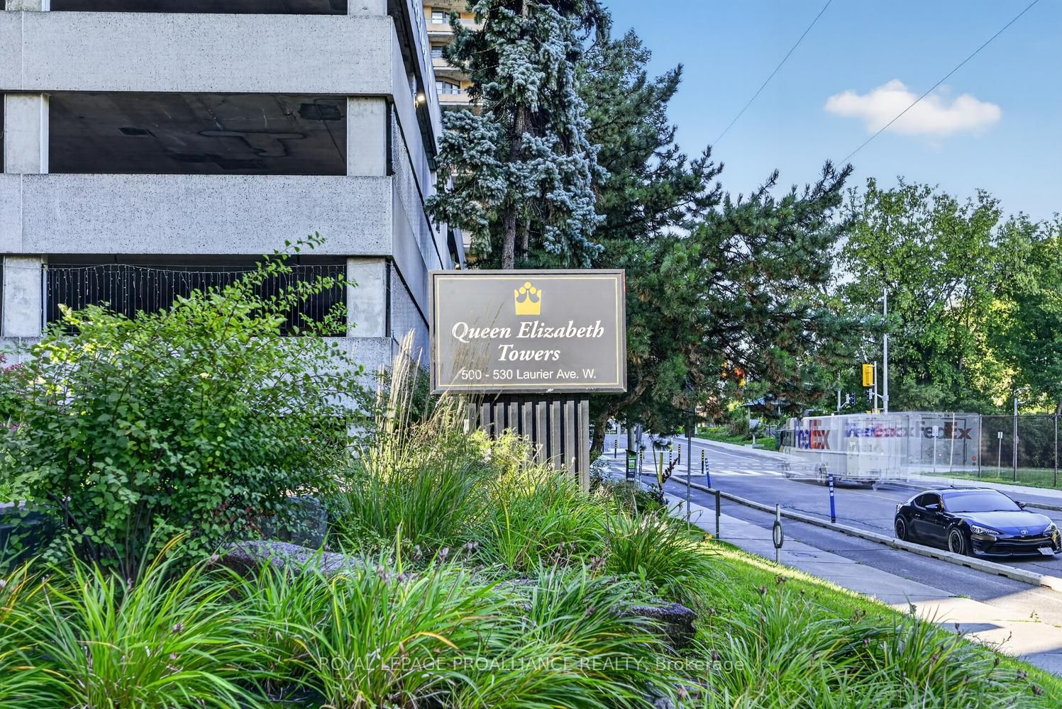 500 Laurier Avenue W 907
