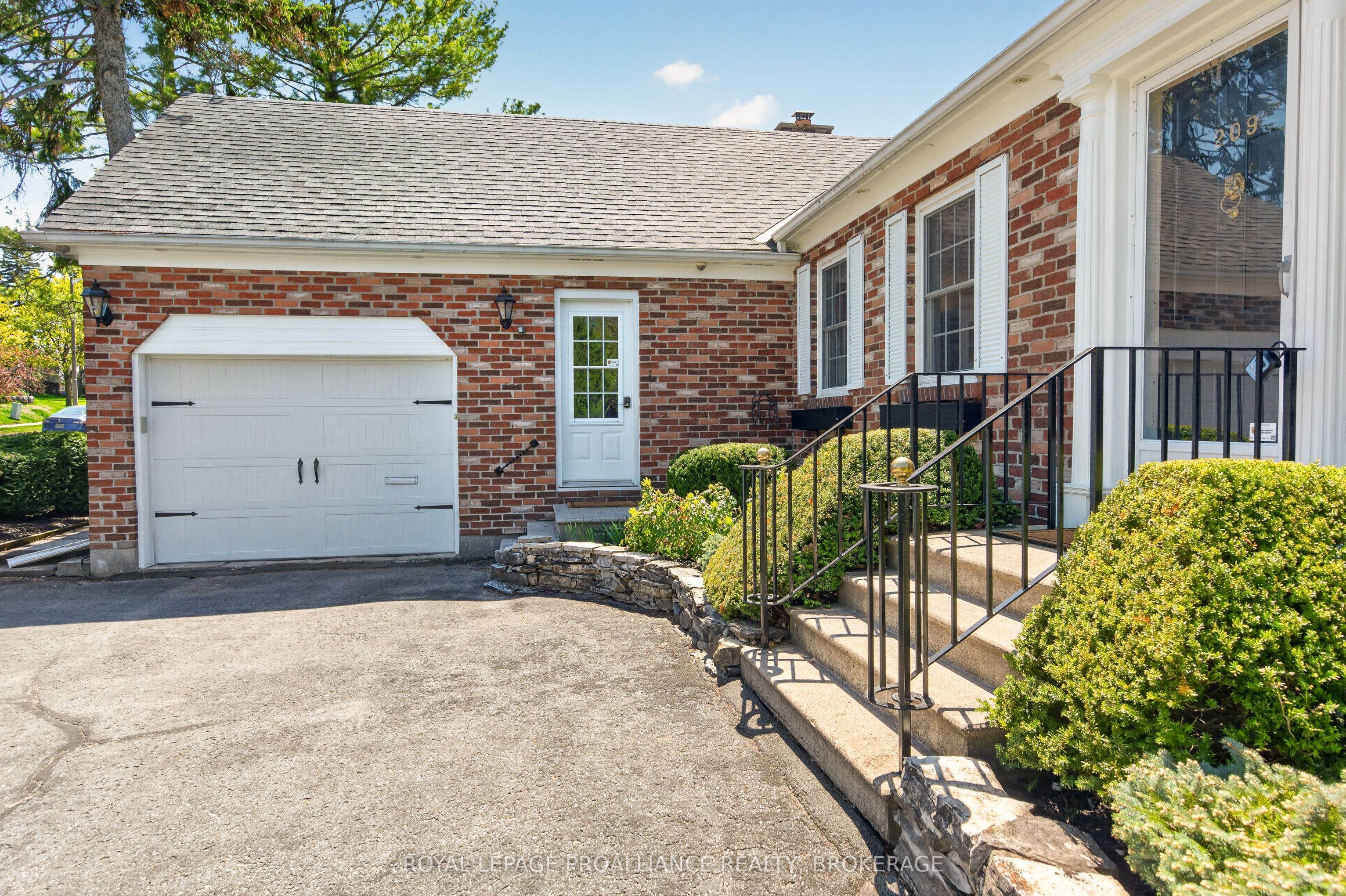 209 Fairway Hill Crescent