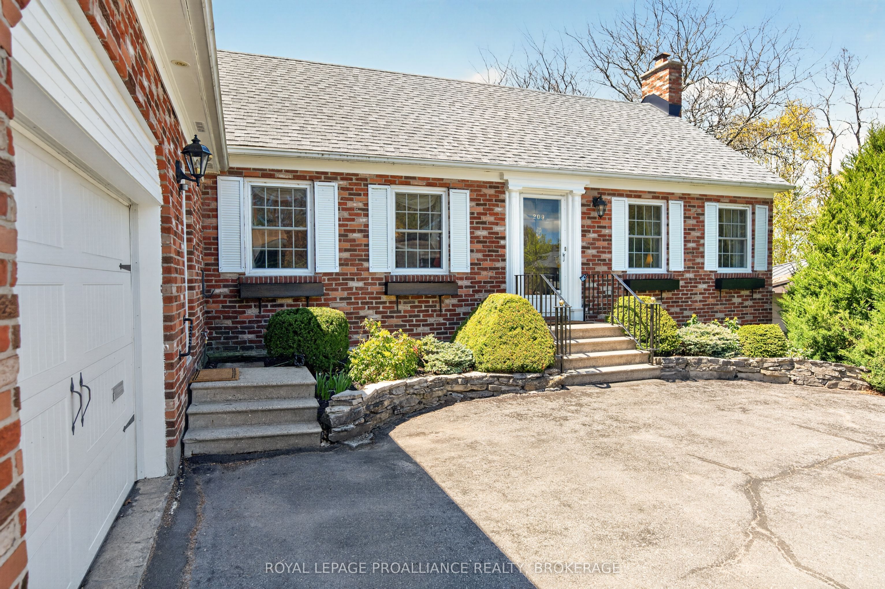 209 Fairway Hill Crescent