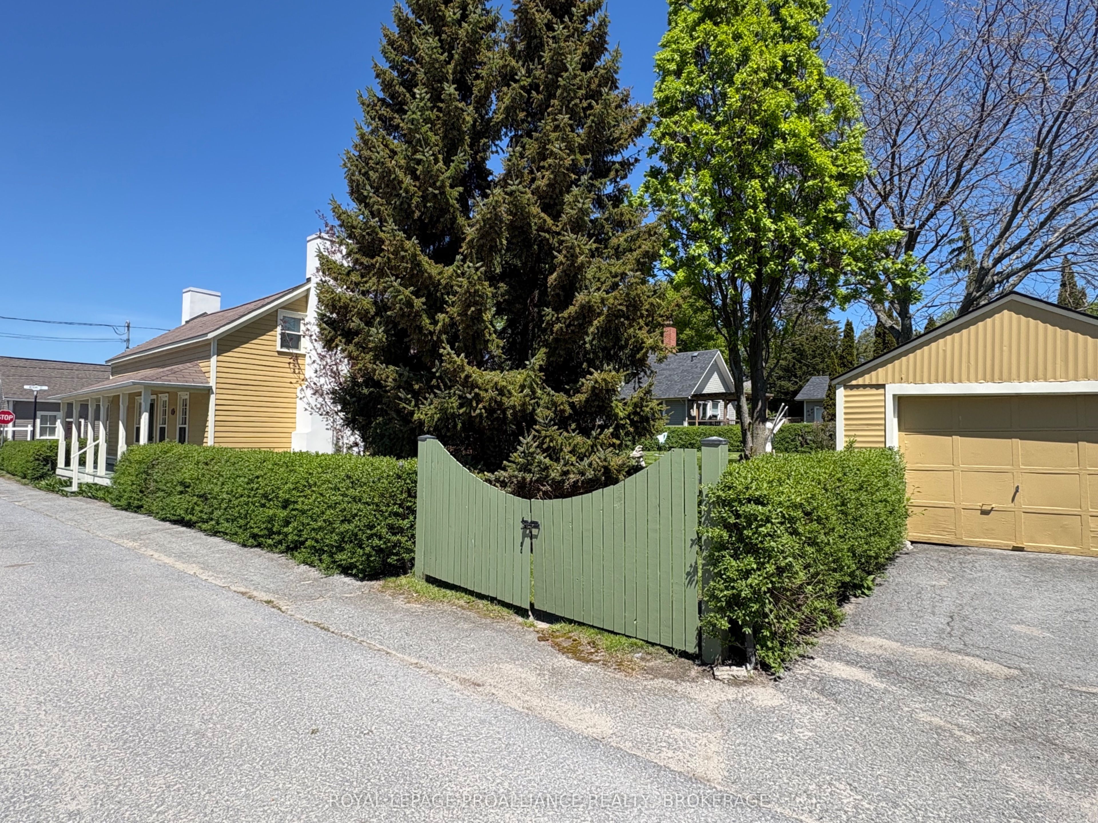 10 Drummond Street E
