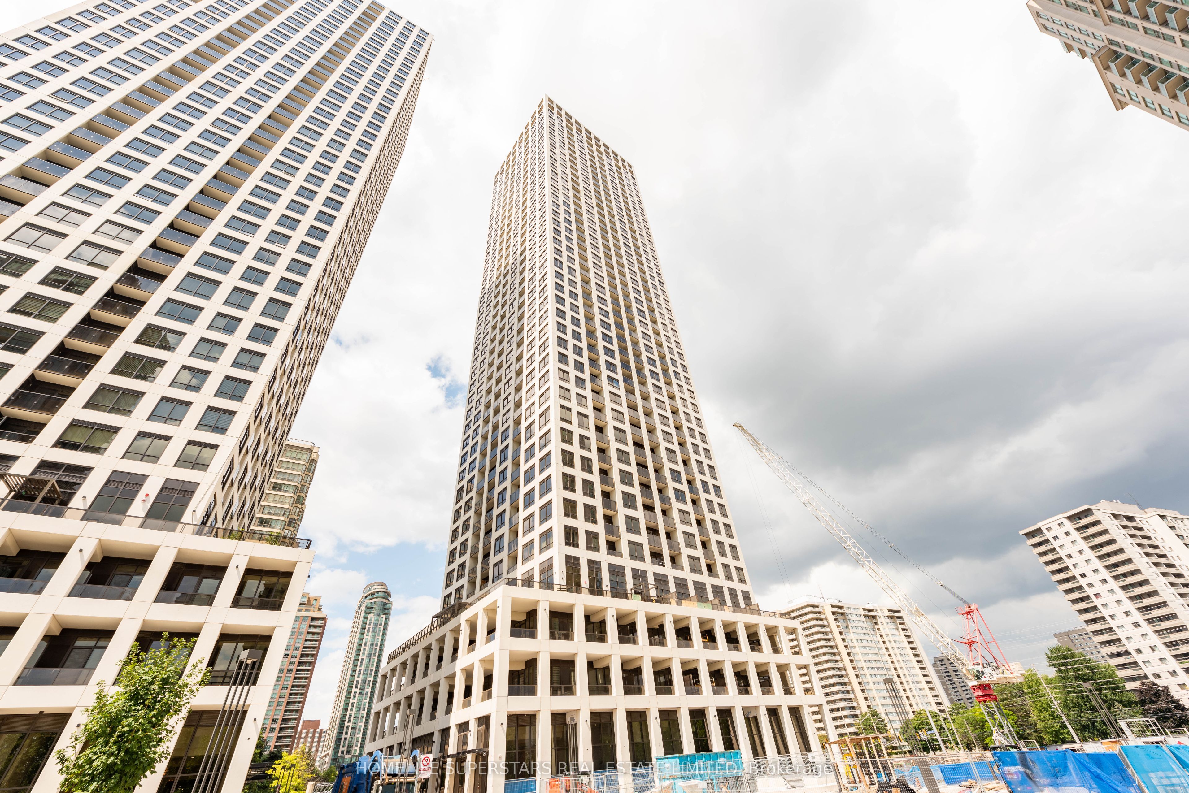30 Elm Drive W 2905