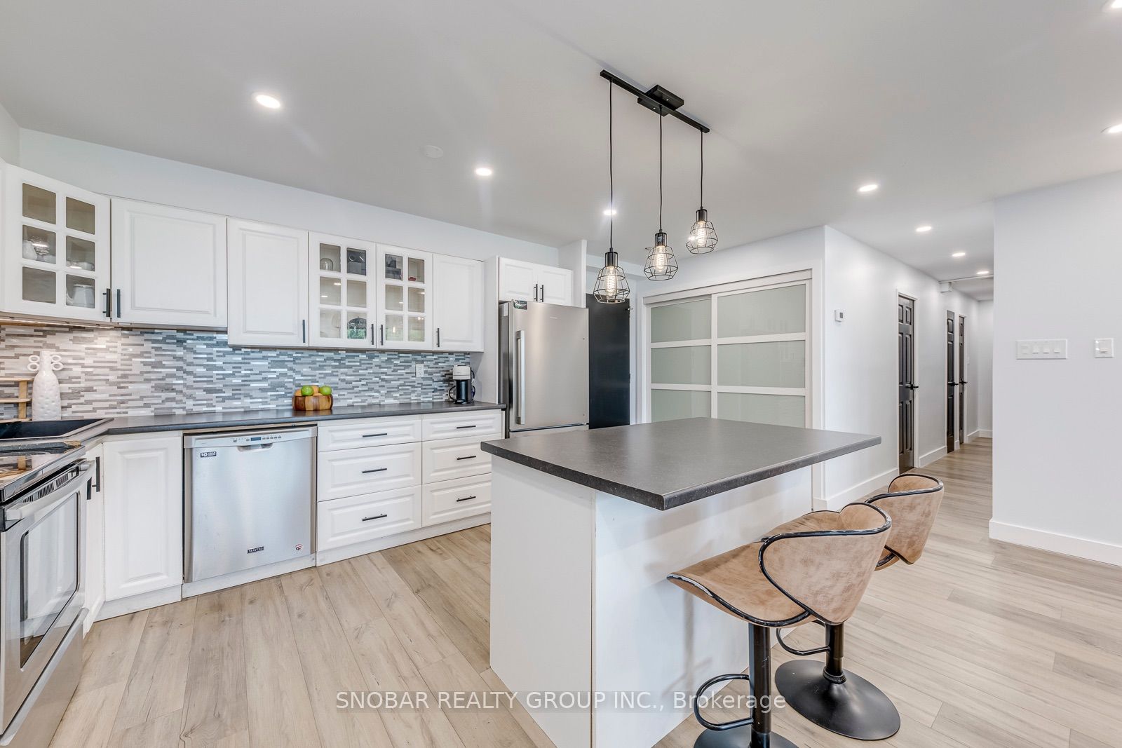 15 La Rose Avenue 204