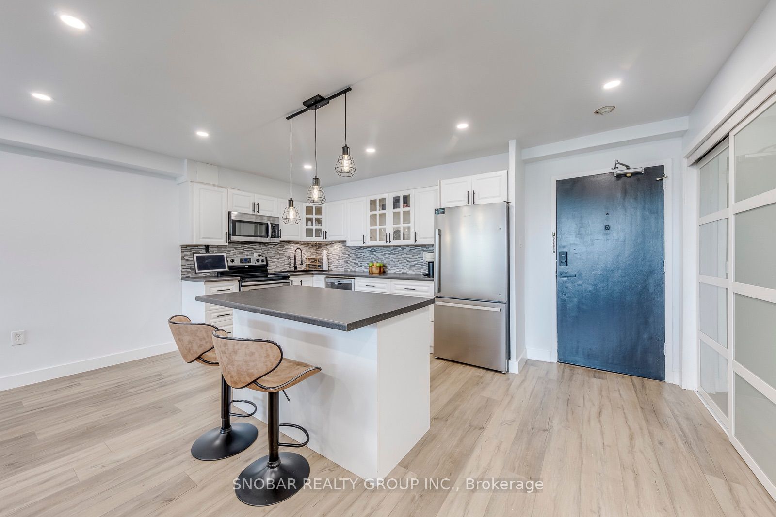 15 La Rose Avenue 204