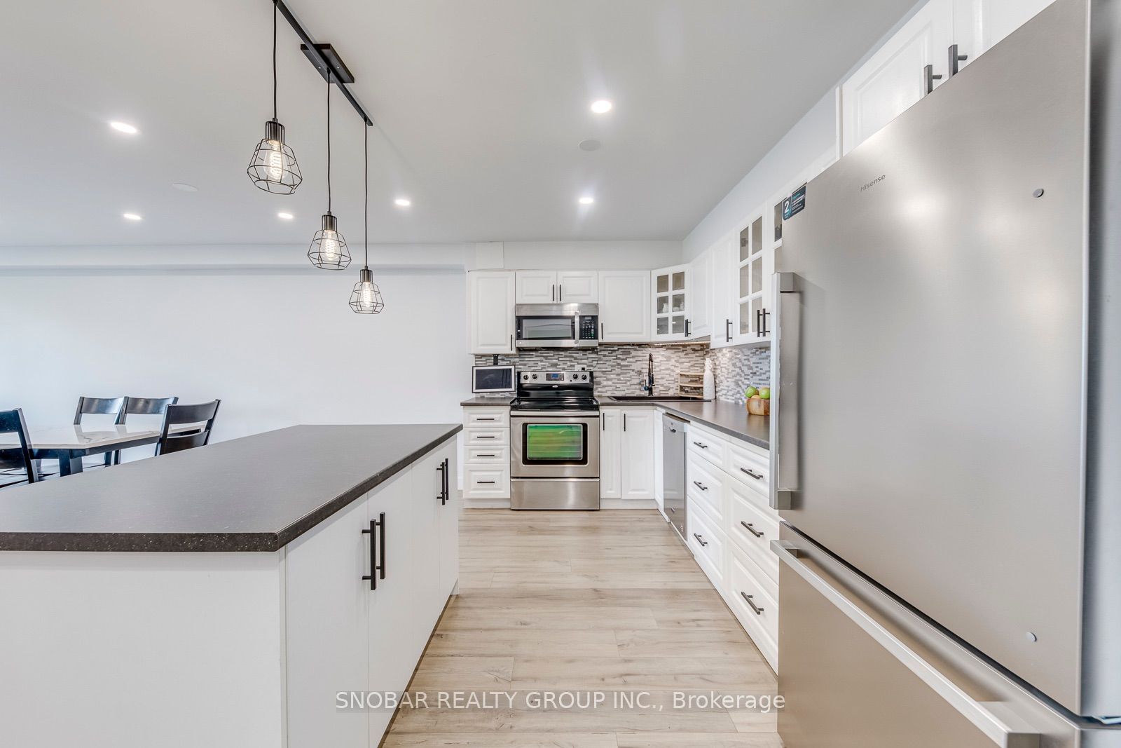 15 La Rose Avenue 204