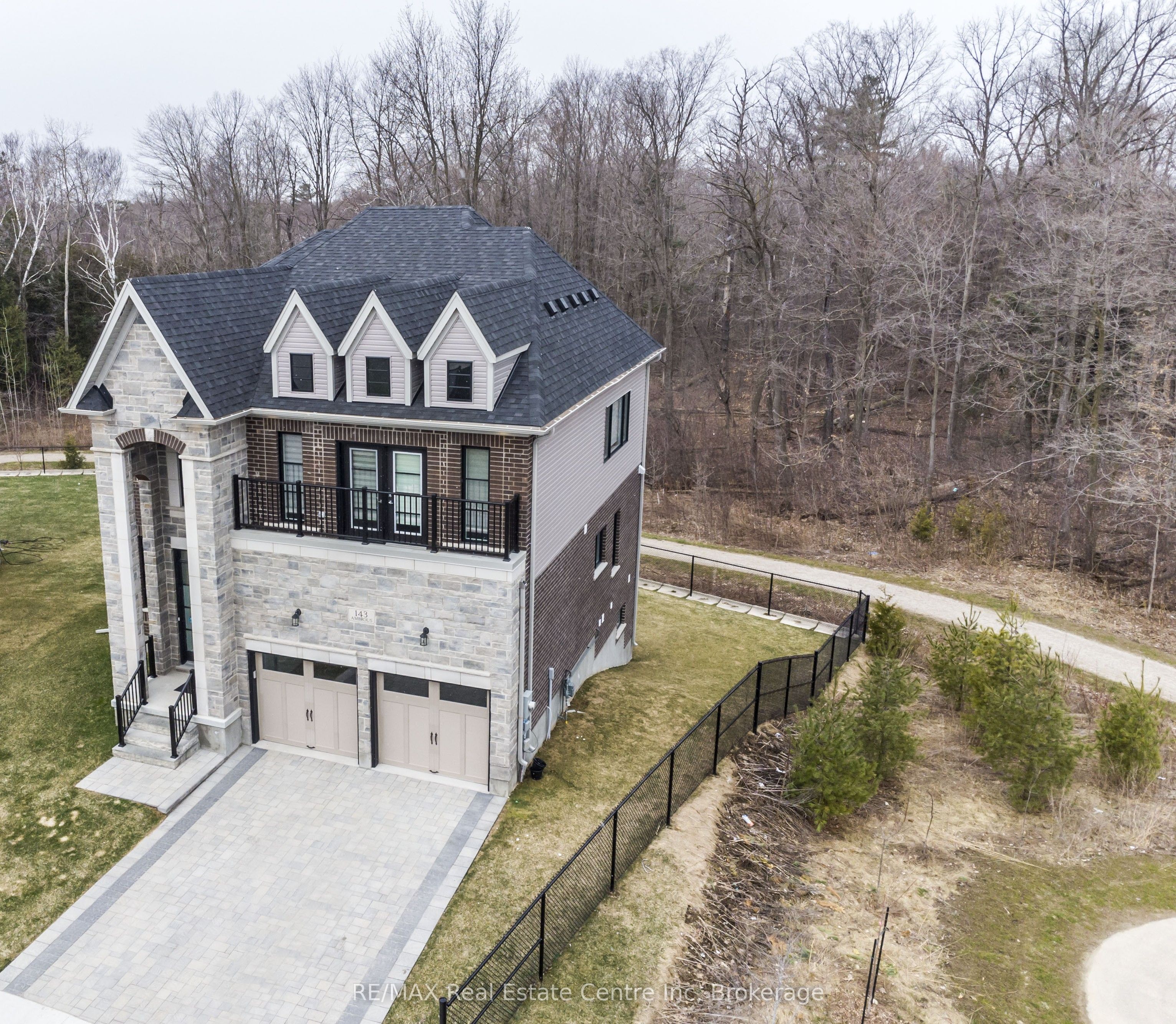 143 Ambrous Crescent