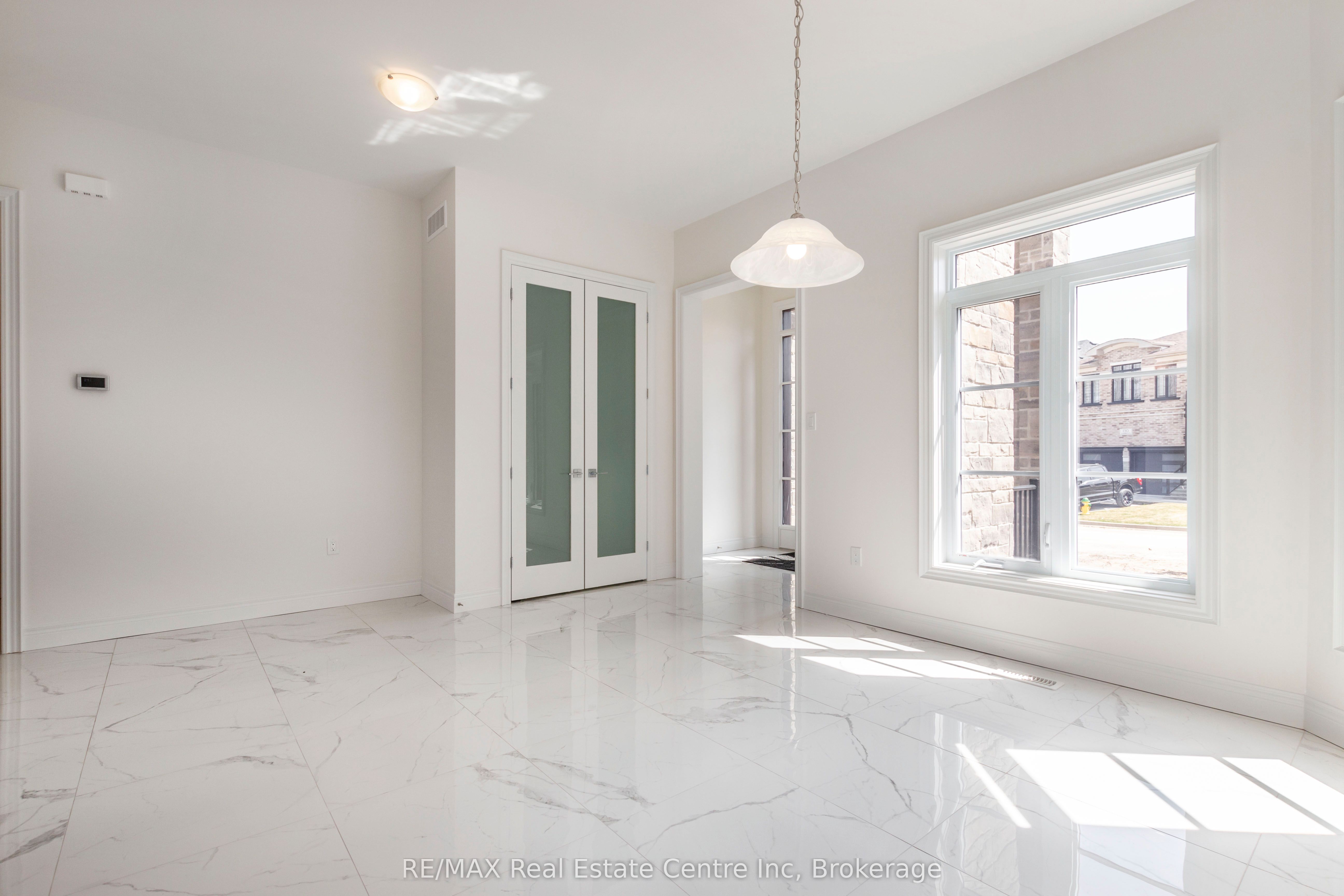 143 Ambrous Crescent