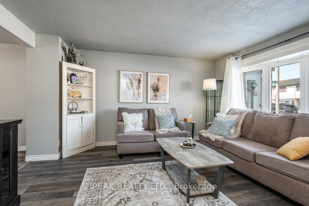 696 Parkview Crescent