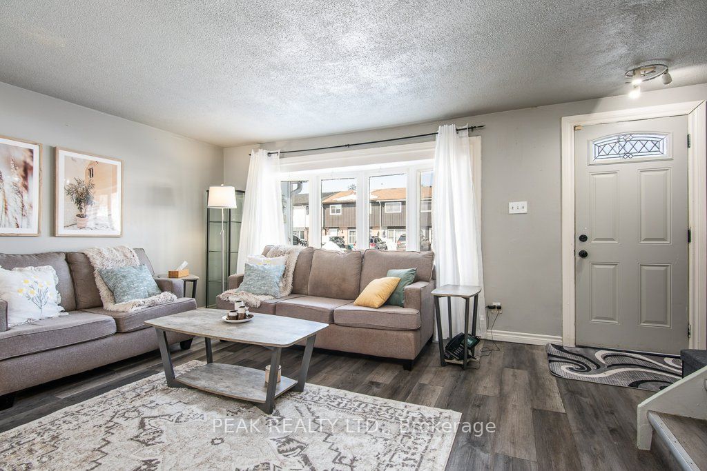 696 Parkview Crescent