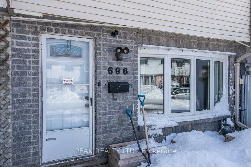 696 Parkview Crescent