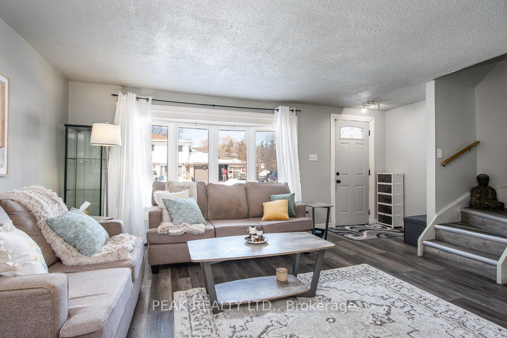 696 Parkview Crescent