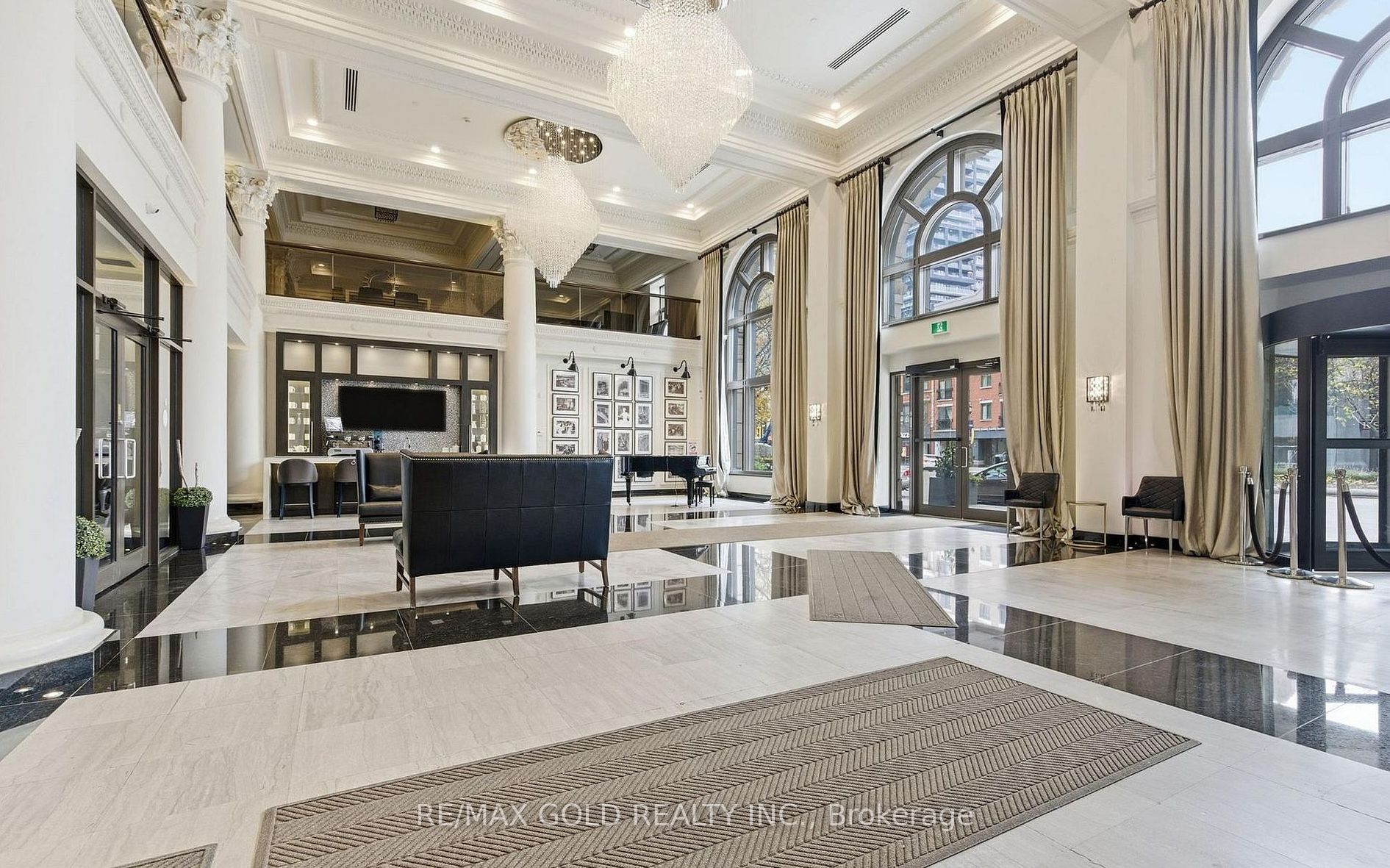 112 King Street E 305